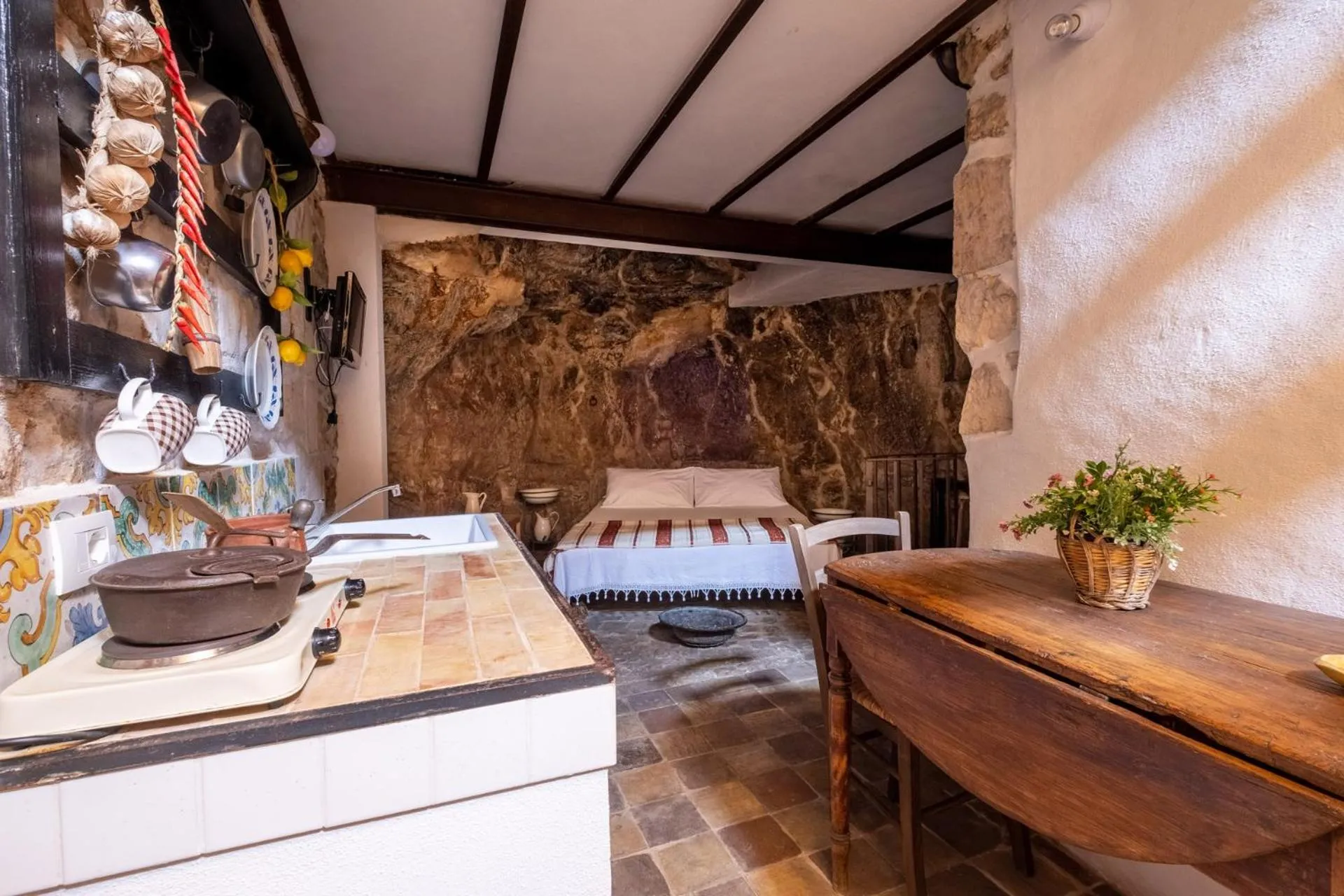 Kitchen or kitchenette in Si-Moutique, le Case-grotte degli Avi 2