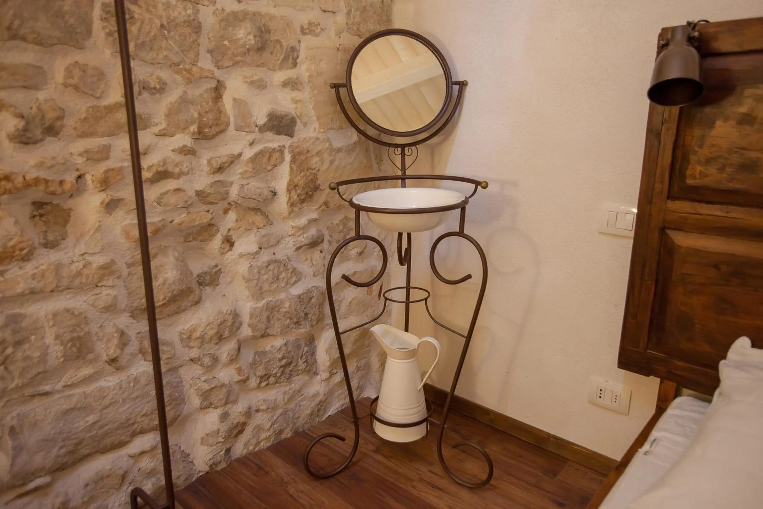 Decorative detail in Si-Moutique, le Case-grotte degli Avi 2