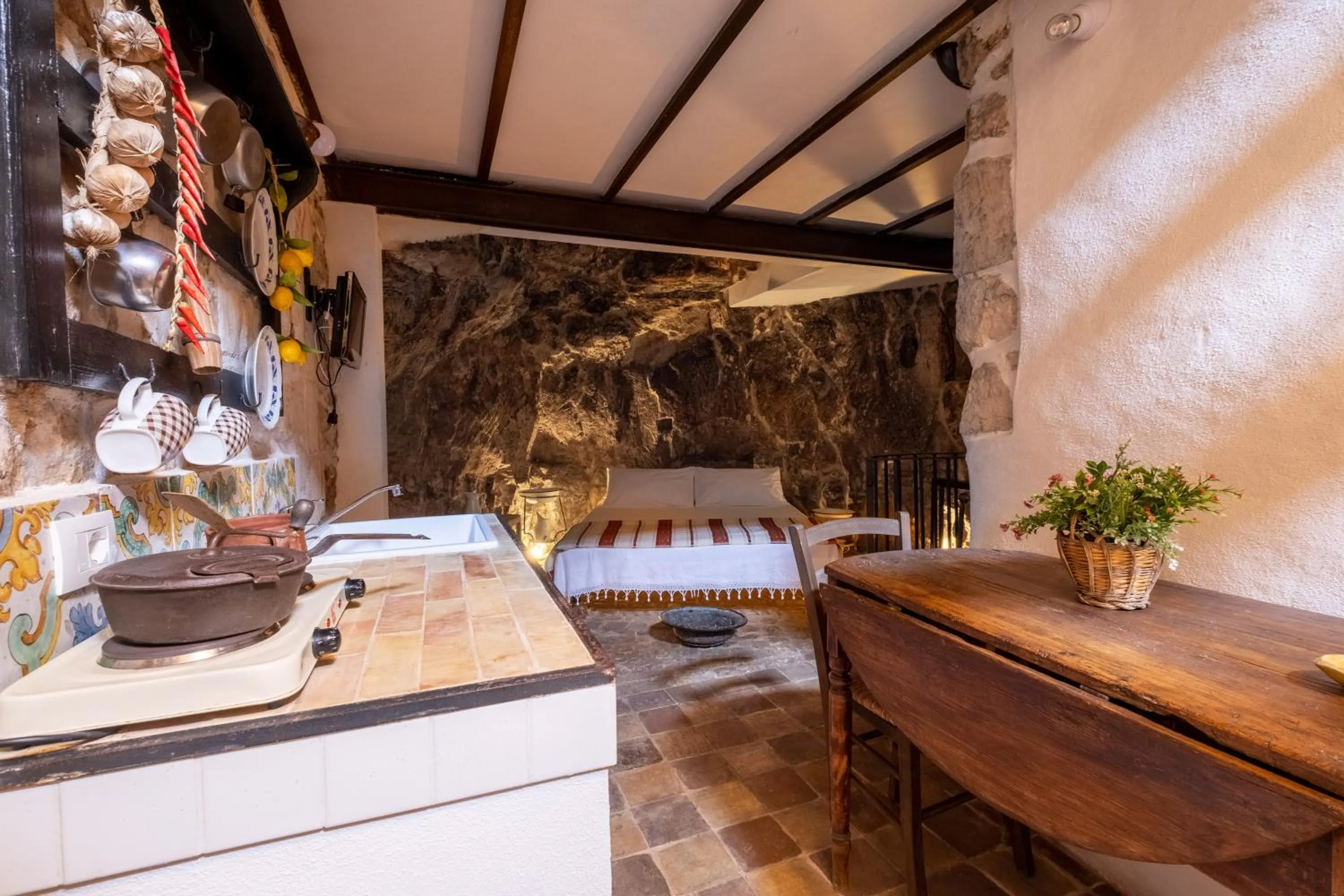 Kitchen or kitchenette in Si-Moutique, le Case-grotte degli Avi 2