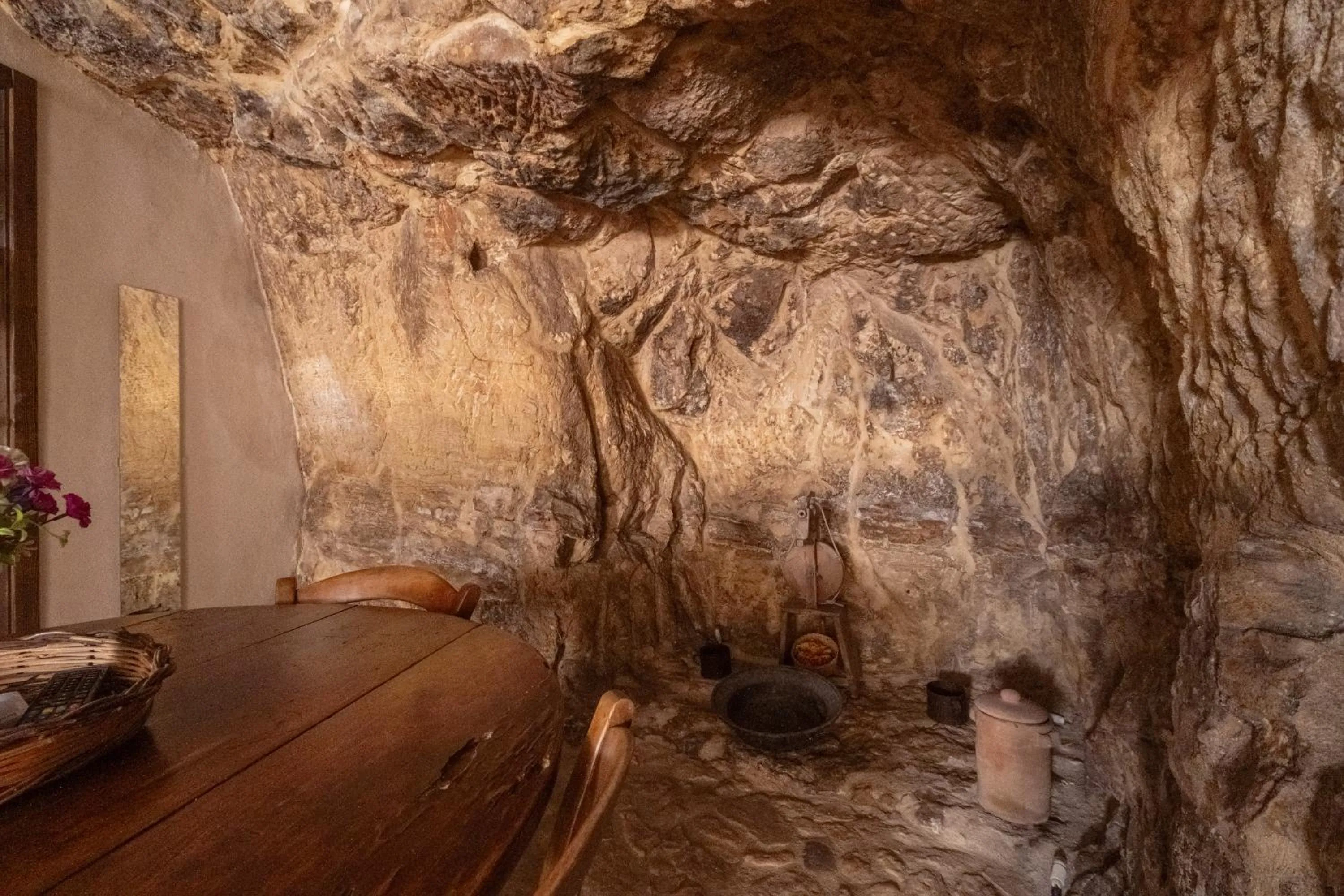 Dining area in Si-Moutique, le Case-grotte degli Avi 2
