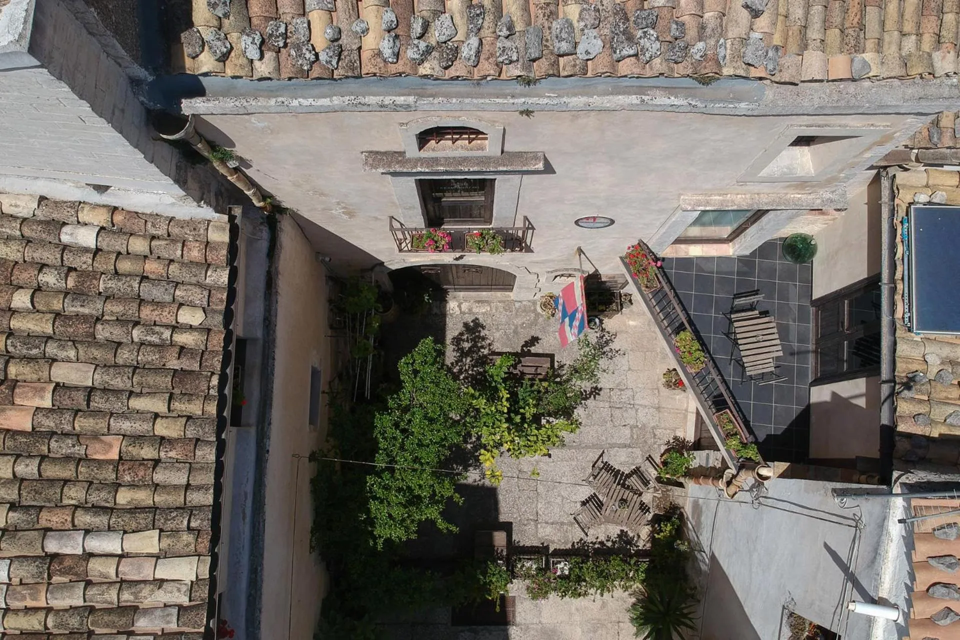 Inner courtyard view in Si-Moutique, le Case-grotte degli Avi 2