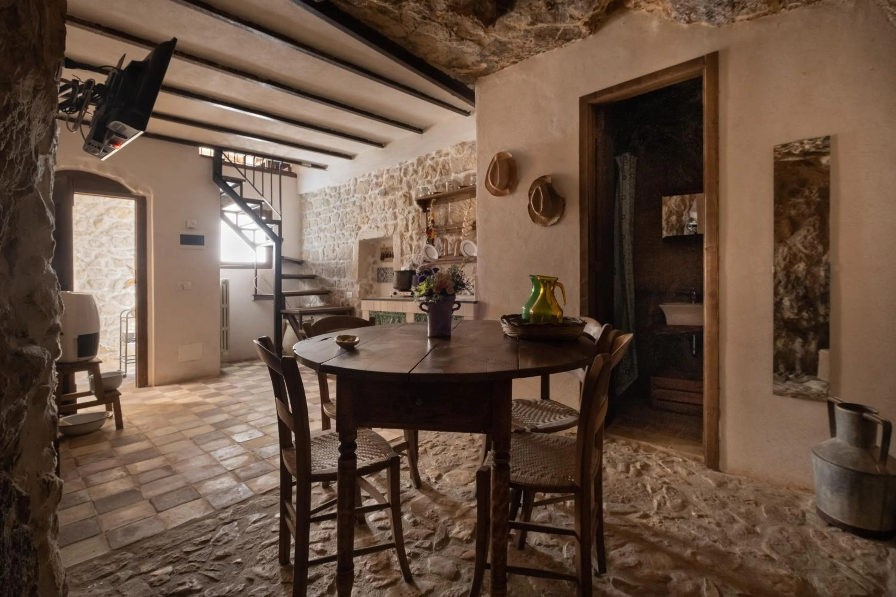 Dining area in Si-Moutique, le Case-grotte degli Avi 2