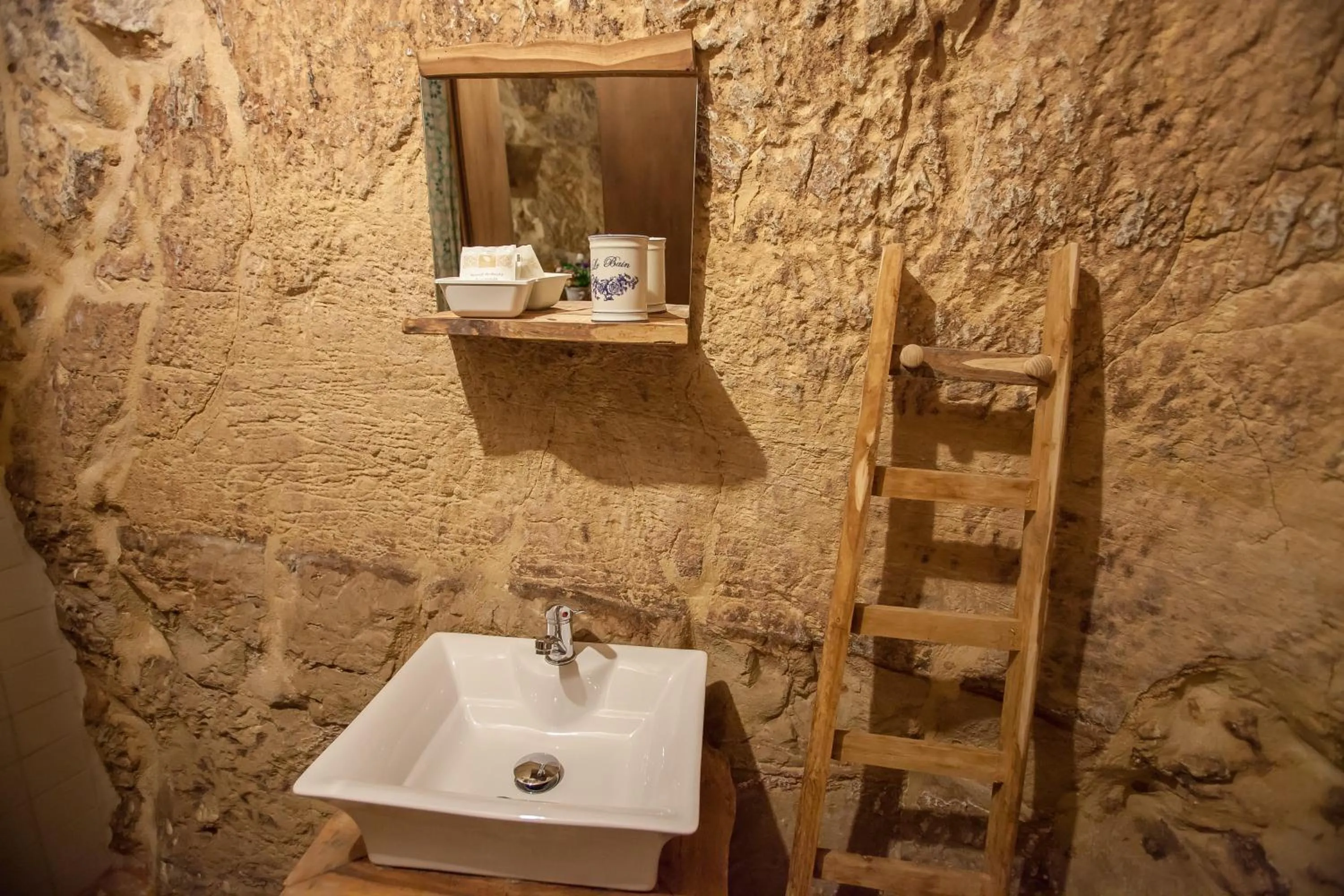 Bathroom in Si-Moutique, le Case-grotte degli Avi 2