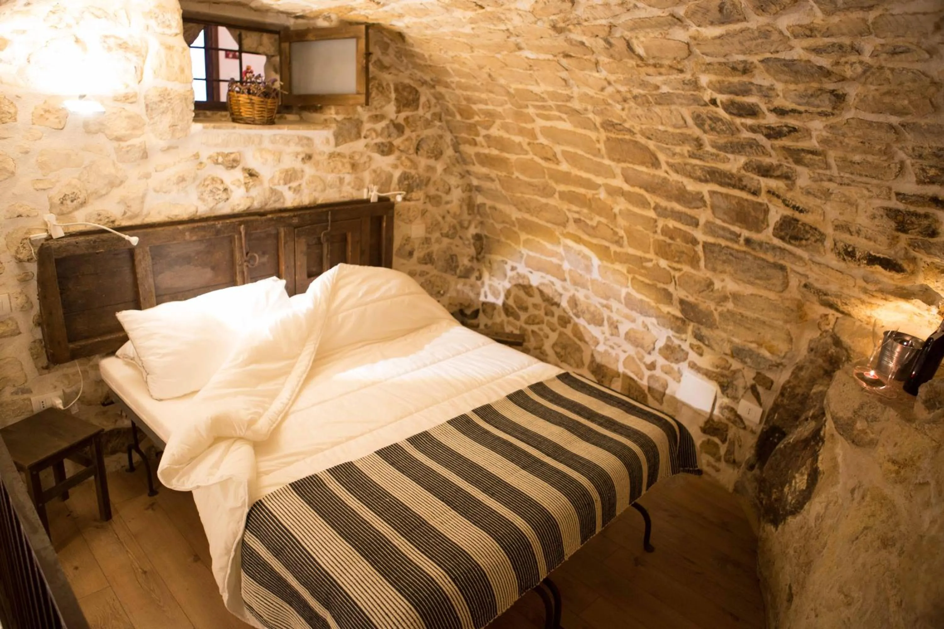 Photo of the whole room, Bed in Si-Moutique, le Case-grotte degli Avi 2