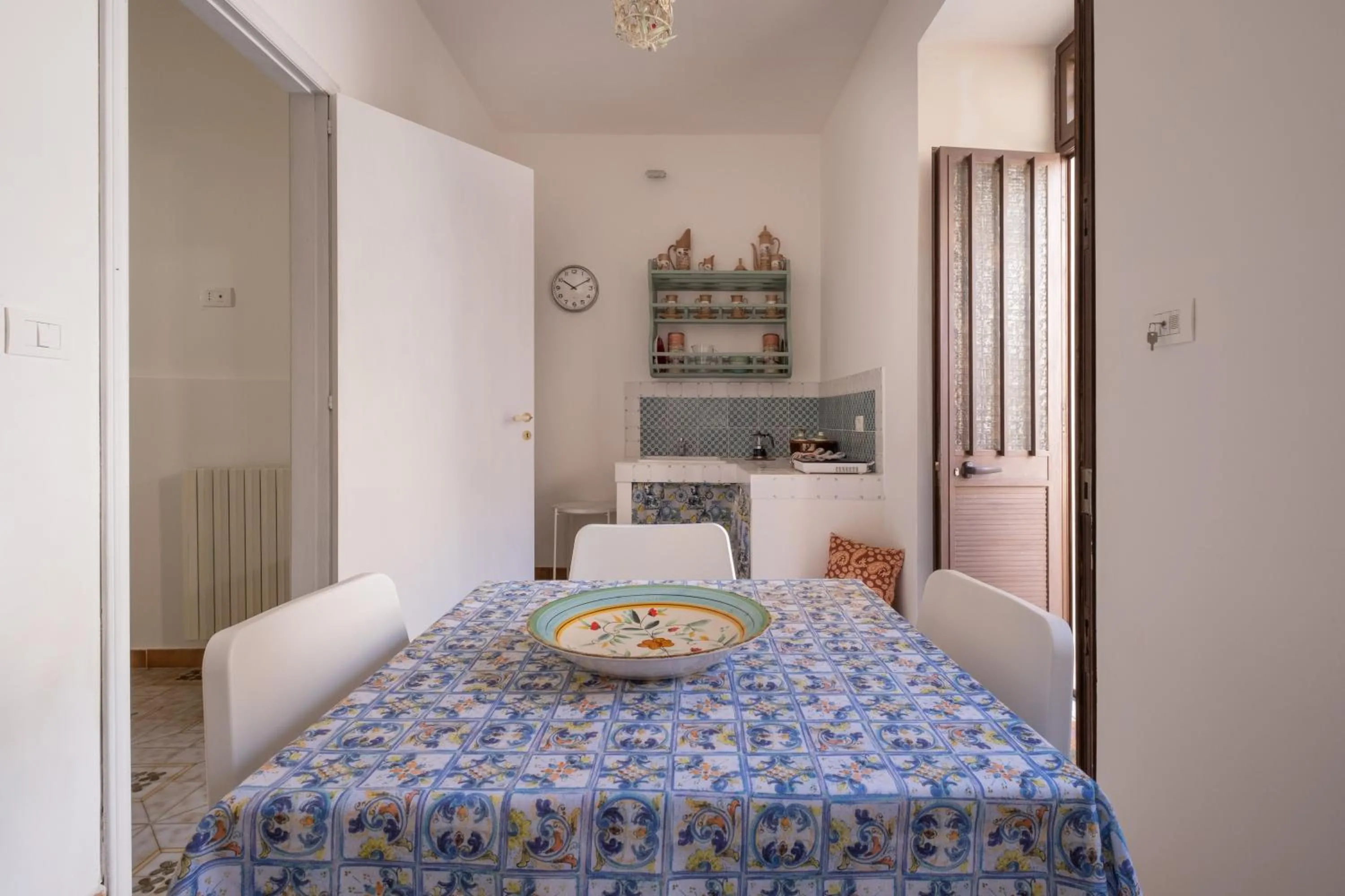 Kitchen or kitchenette, Bed in Si-Moutique, le Case-grotte degli Avi 2