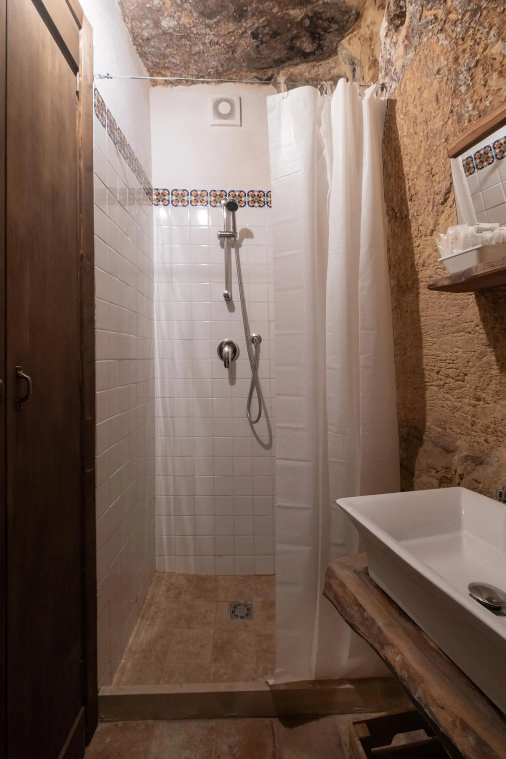 Shower in Si-Moutique, le Case-grotte degli Avi 2