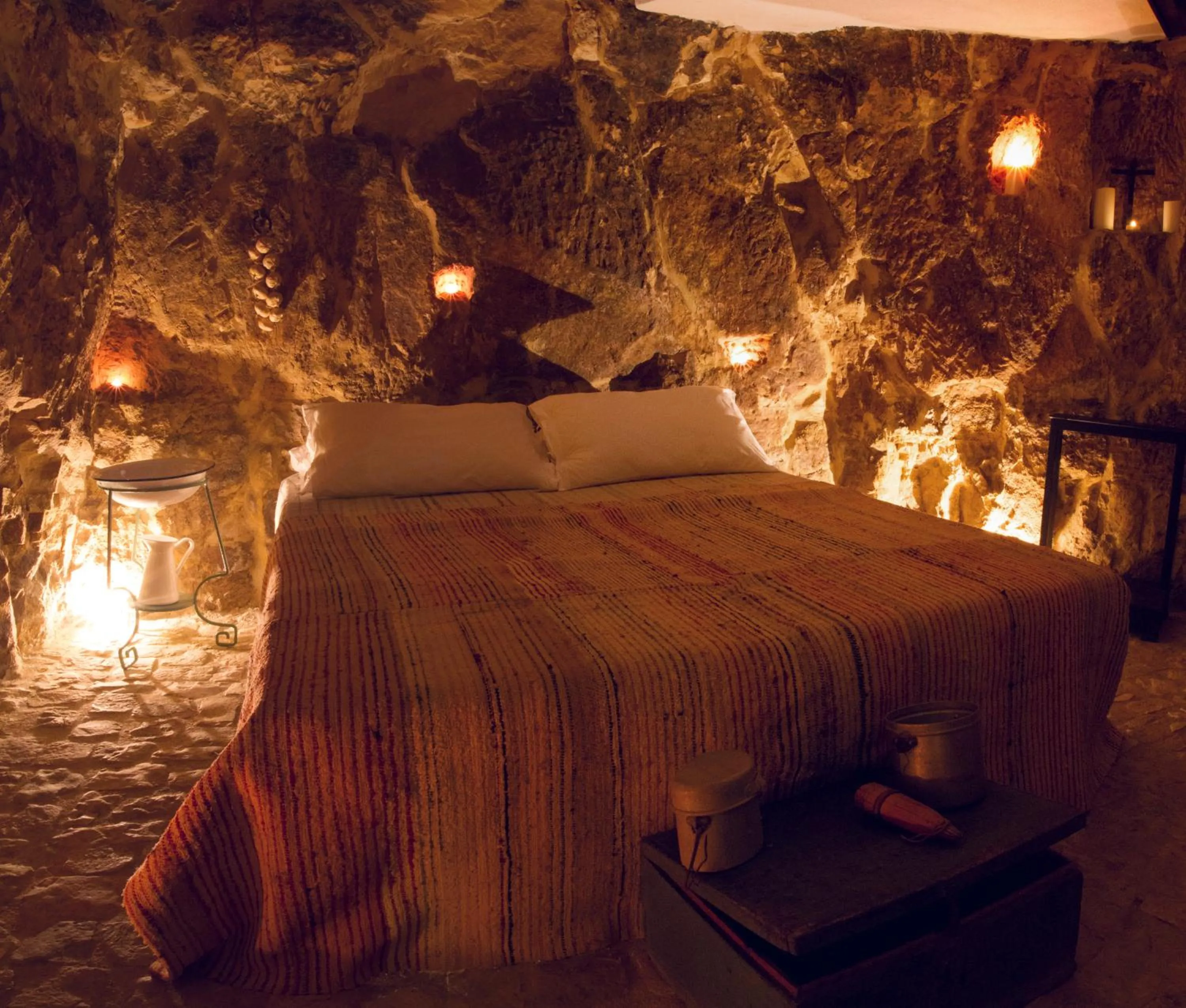 Photo of the whole room, Bed in Si-Moutique, le Case-grotte degli Avi 2