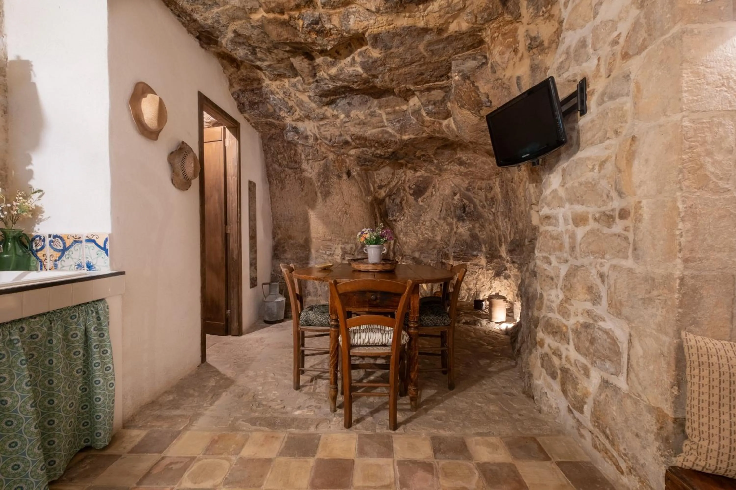 Dining area in Si-Moutique, le Case-grotte degli Avi 2