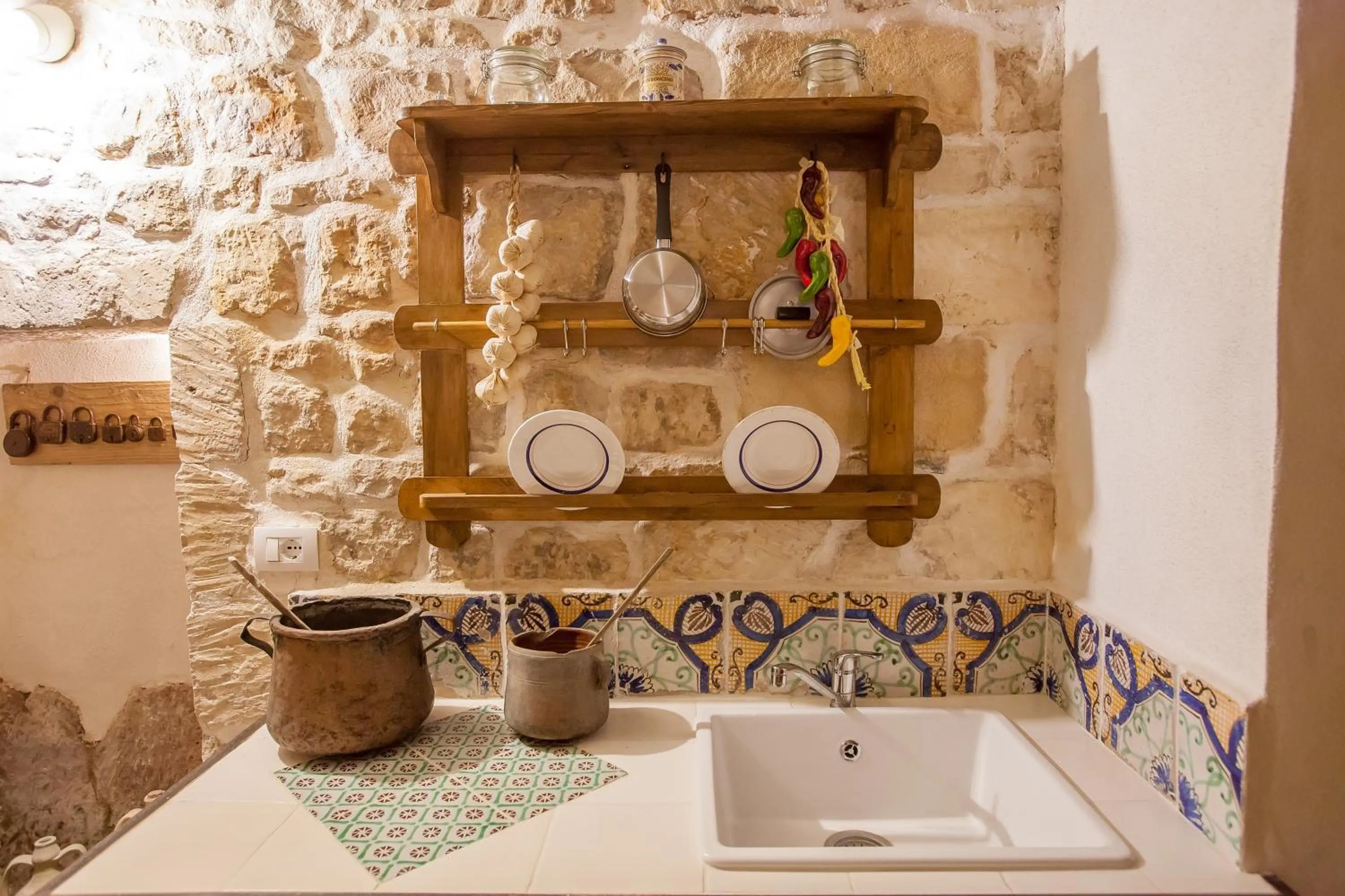 Kitchen or kitchenette in Si-Moutique, le Case-grotte degli Avi 2