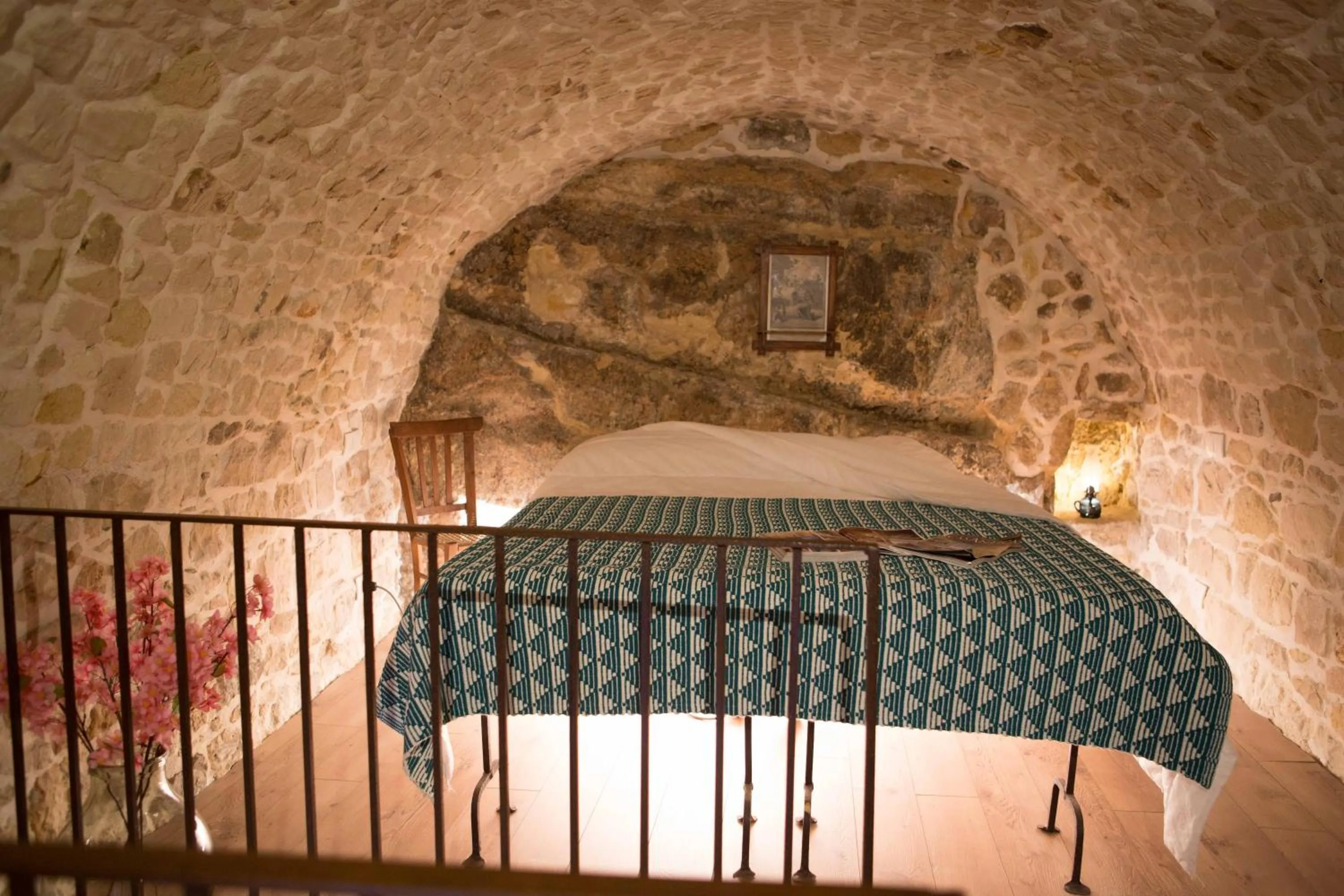 Decorative detail, Bed in Si-Moutique, le Case-grotte degli Avi 2