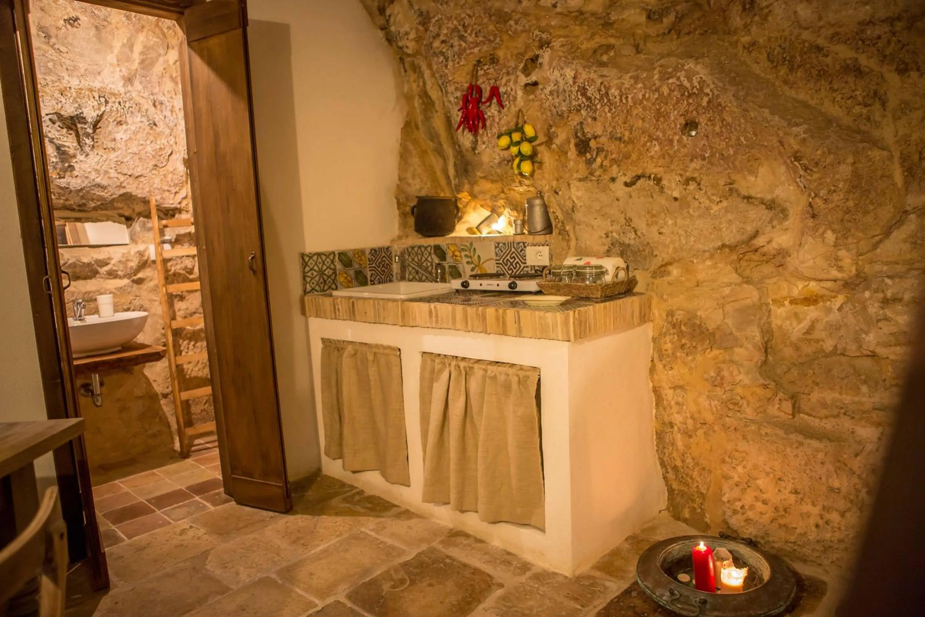 Kitchen or kitchenette in Si-Moutique, le Case-grotte degli Avi 2