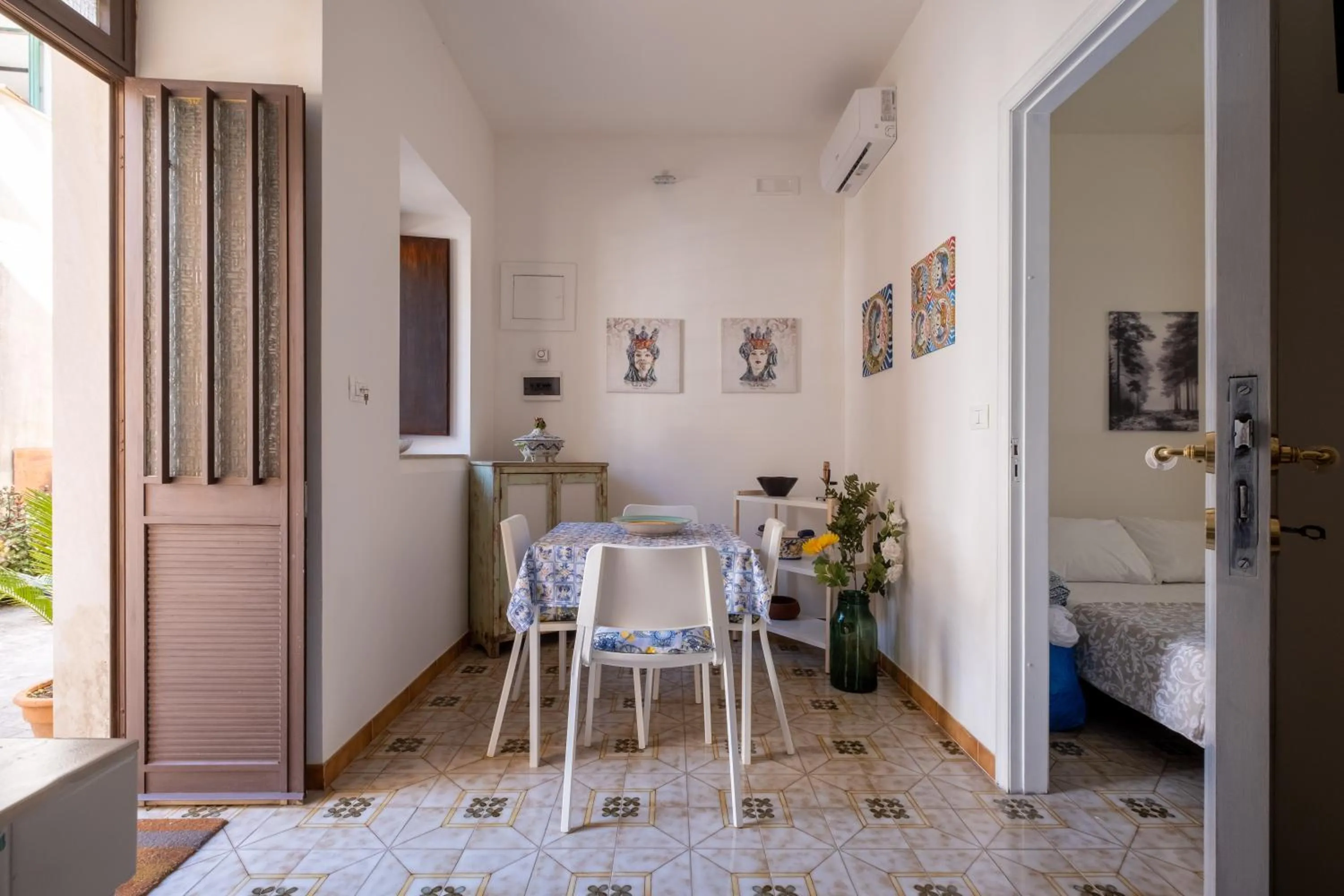 Dining area, Bed in Si-Moutique, le Case-grotte degli Avi 2
