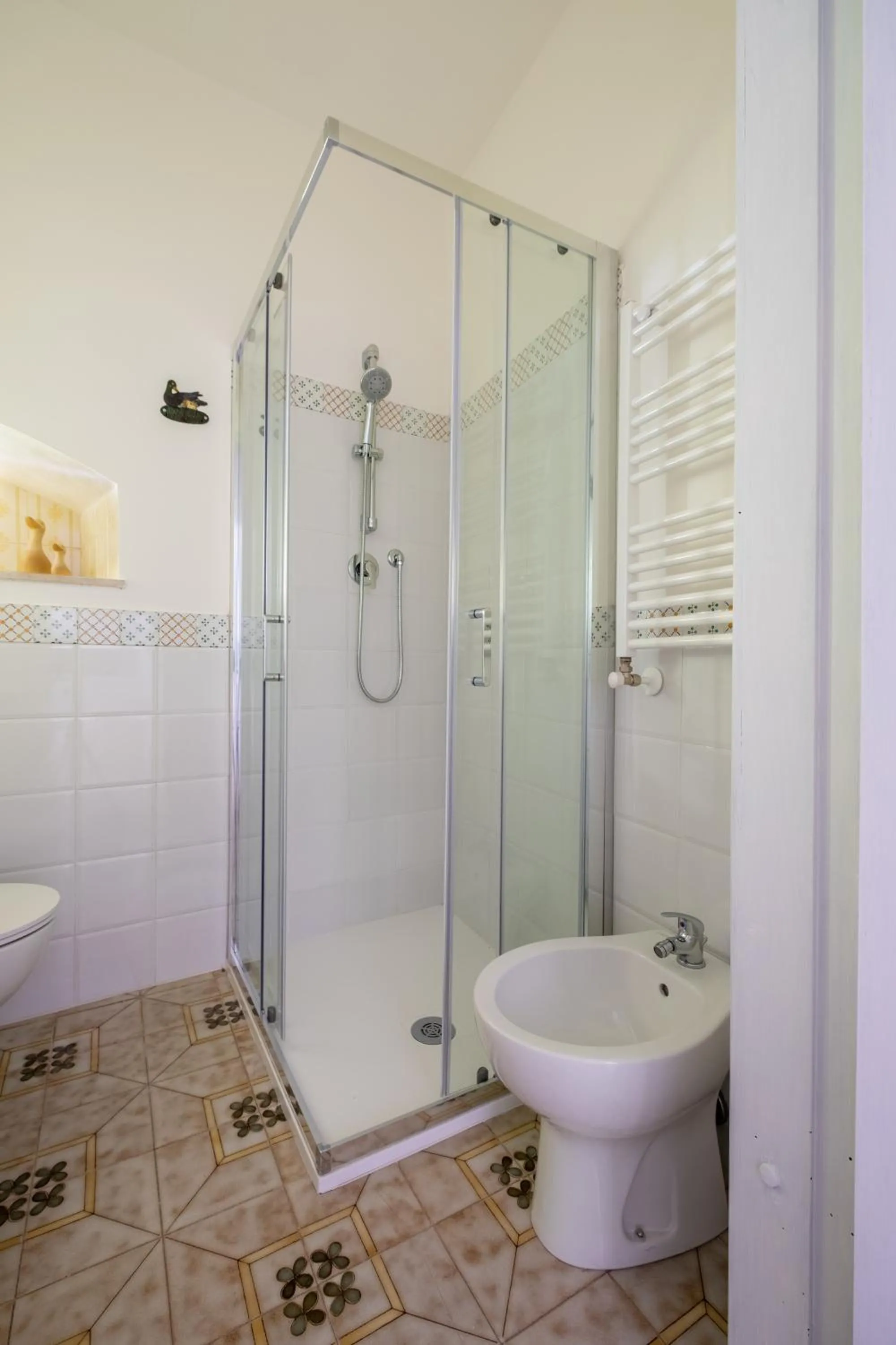 Shower in Si-Moutique, le Case-grotte degli Avi 2