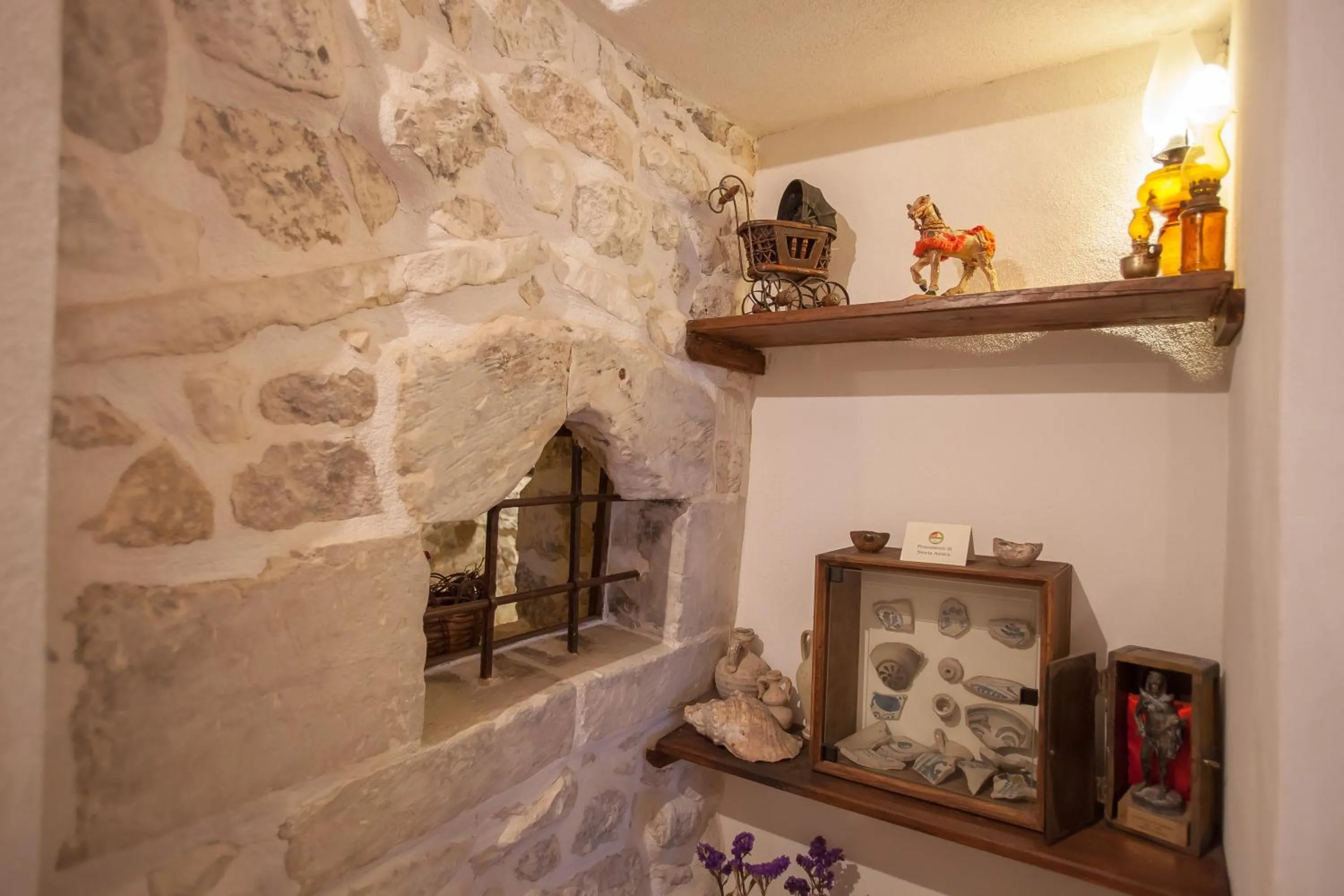 Decorative detail in Si-Moutique, le Case-grotte degli Avi 2