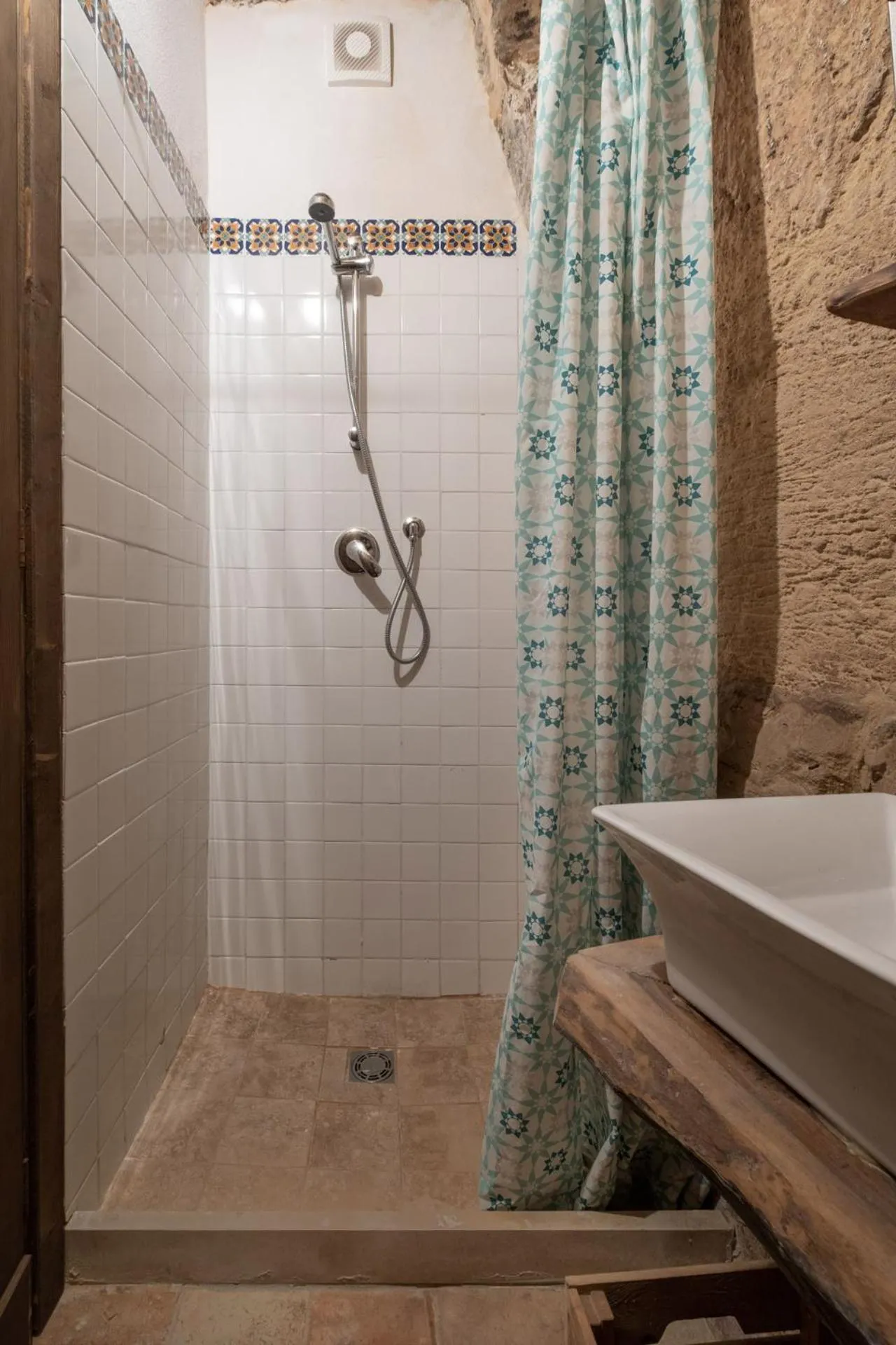 Bathroom in Si-Moutique, le Case-grotte degli Avi 2