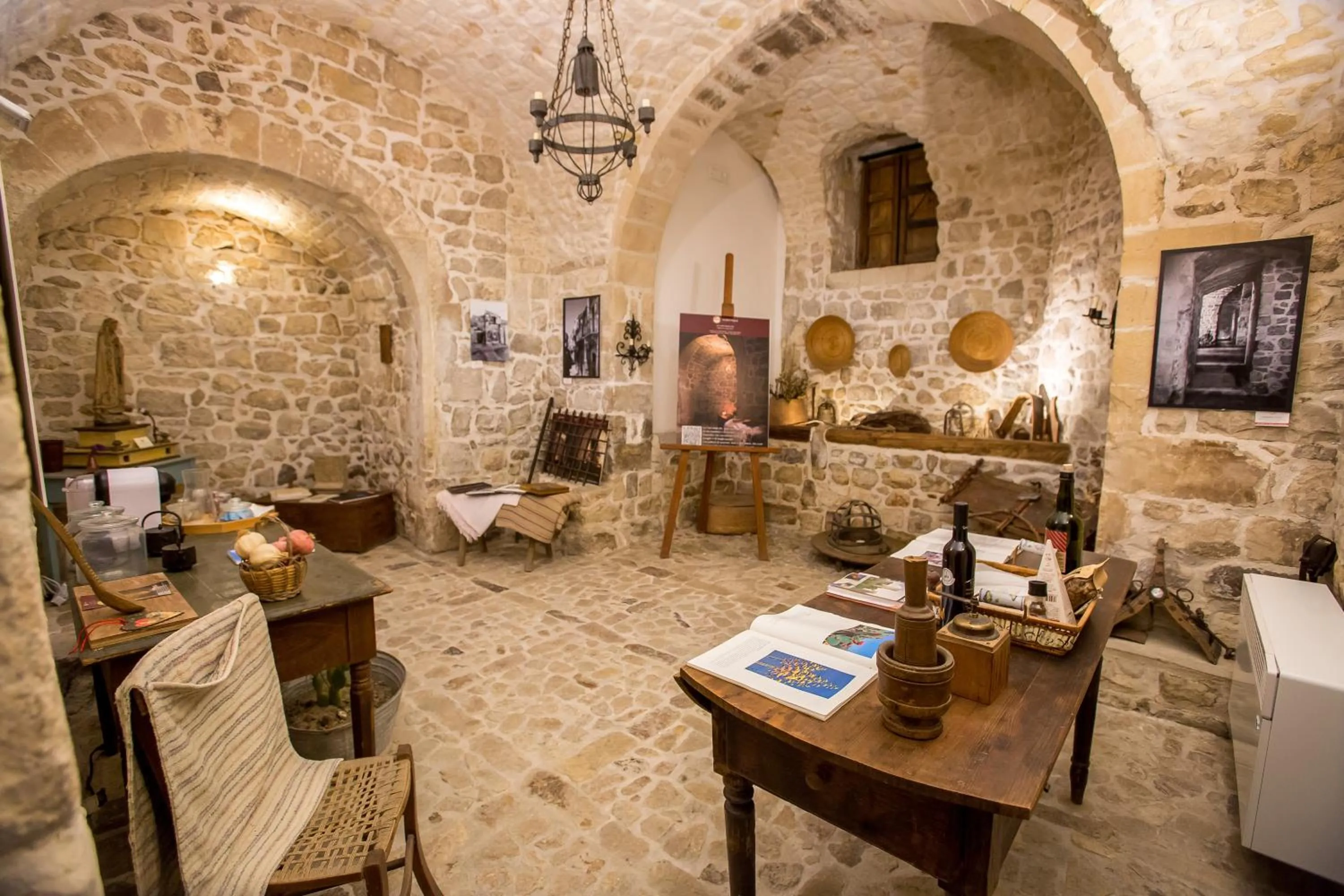 Business facilities in Si-Moutique, le Case-grotte degli Avi 2