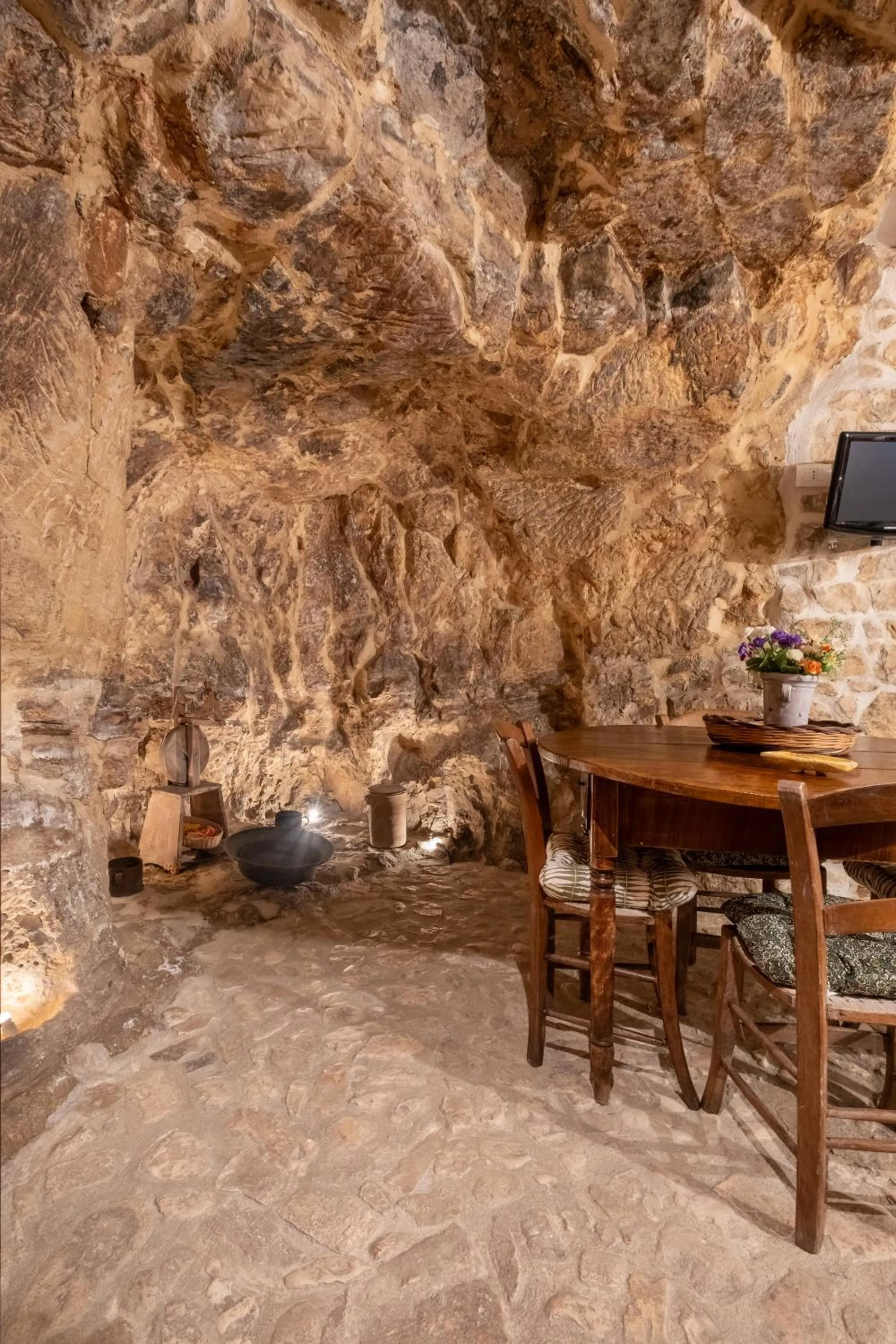 Dining area in Si-Moutique, le Case-grotte degli Avi 2