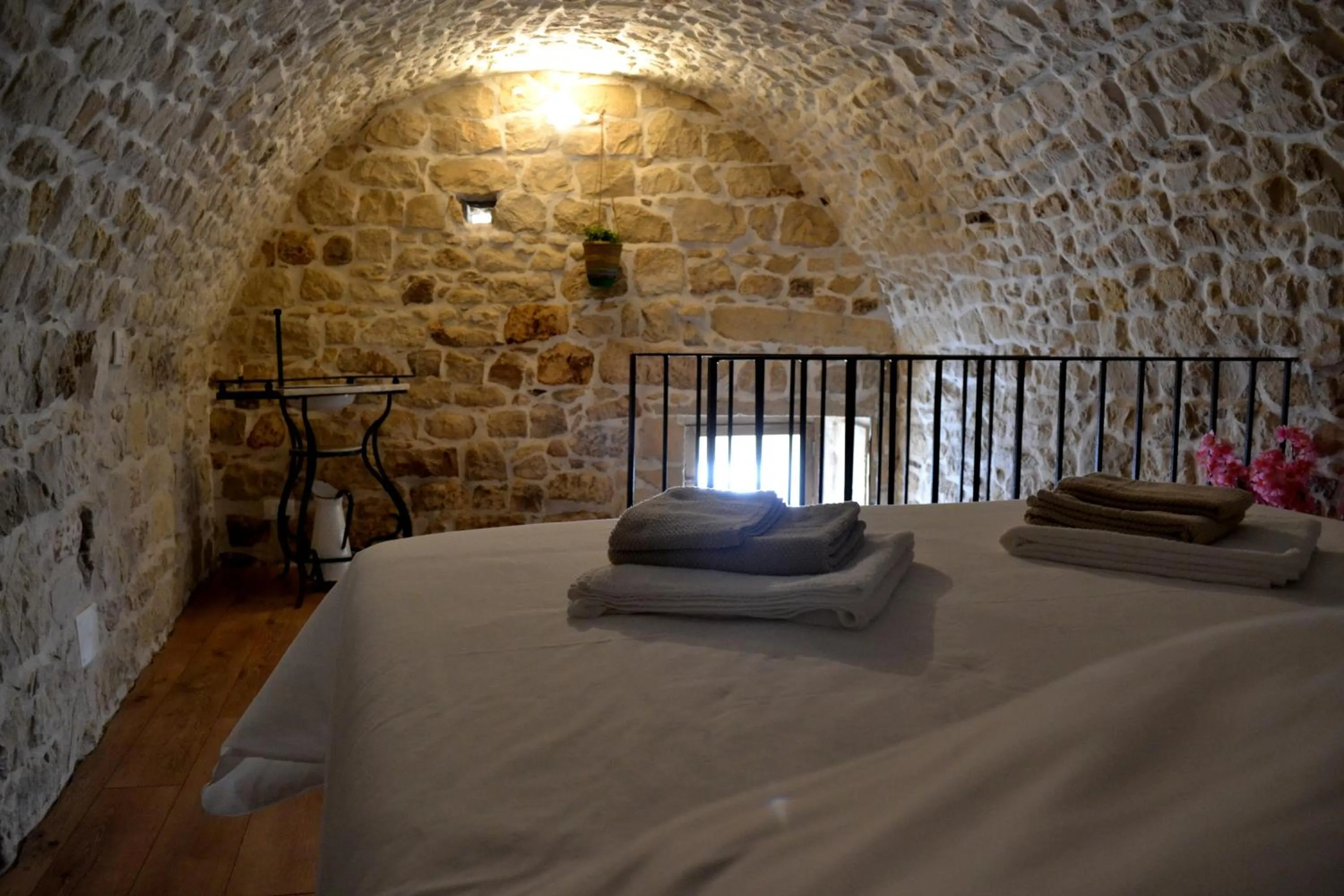Photo of the whole room, Bed in Si-Moutique, le Case-grotte degli Avi 2