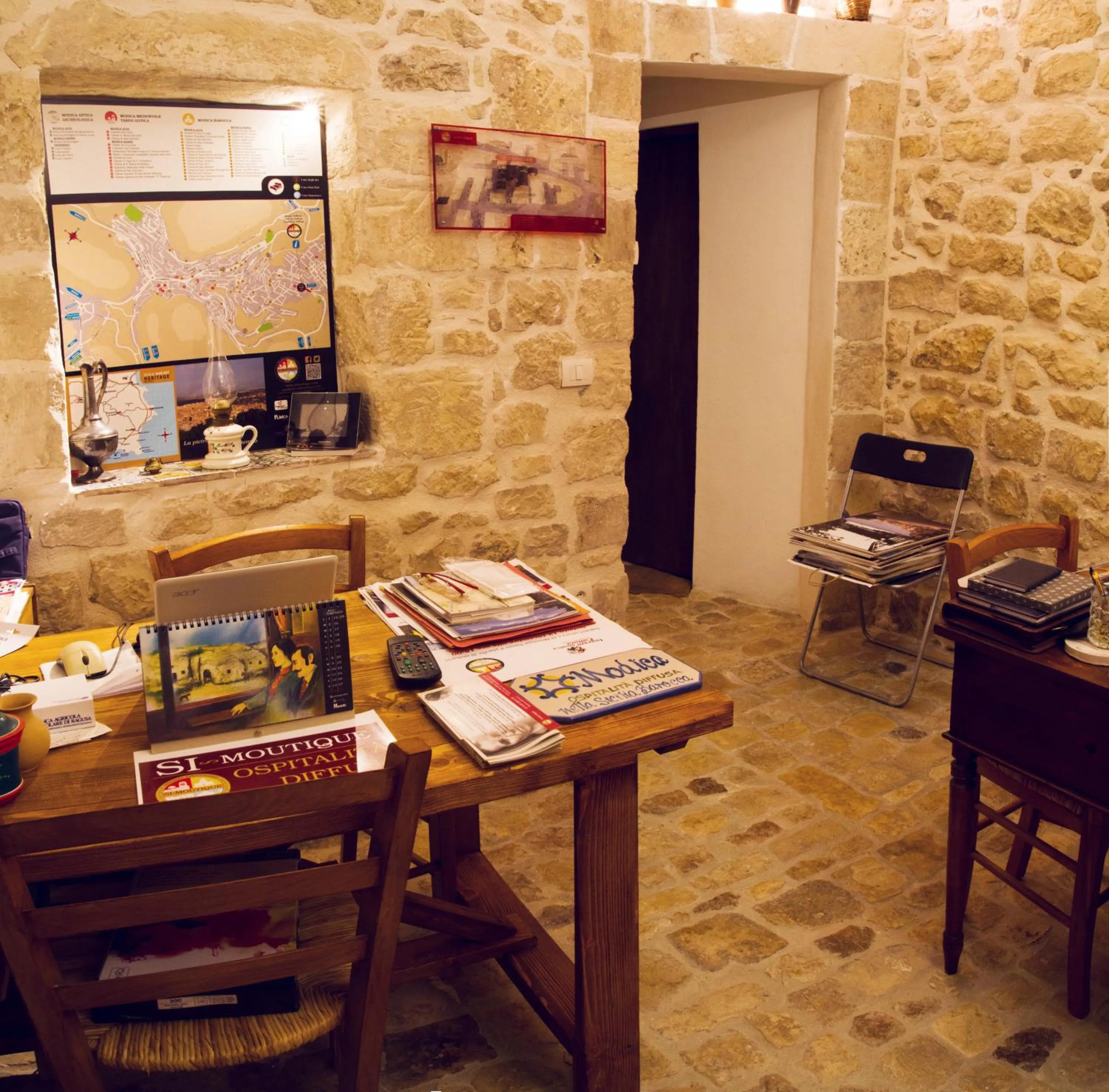 Lobby or reception in Si-Moutique, le Case-grotte degli Avi 2