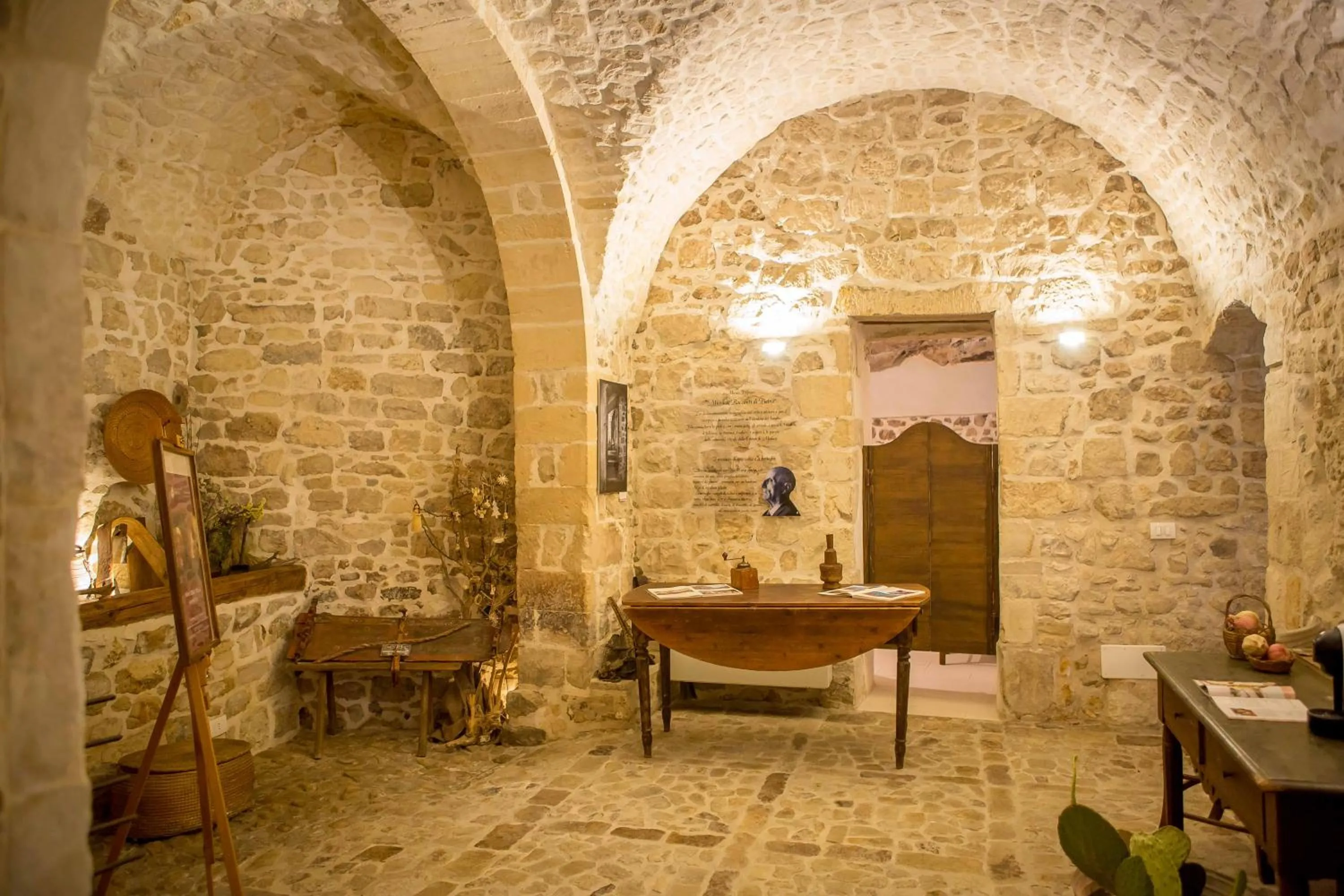 Meeting/conference room in Si-Moutique, le Case-grotte degli Avi 2