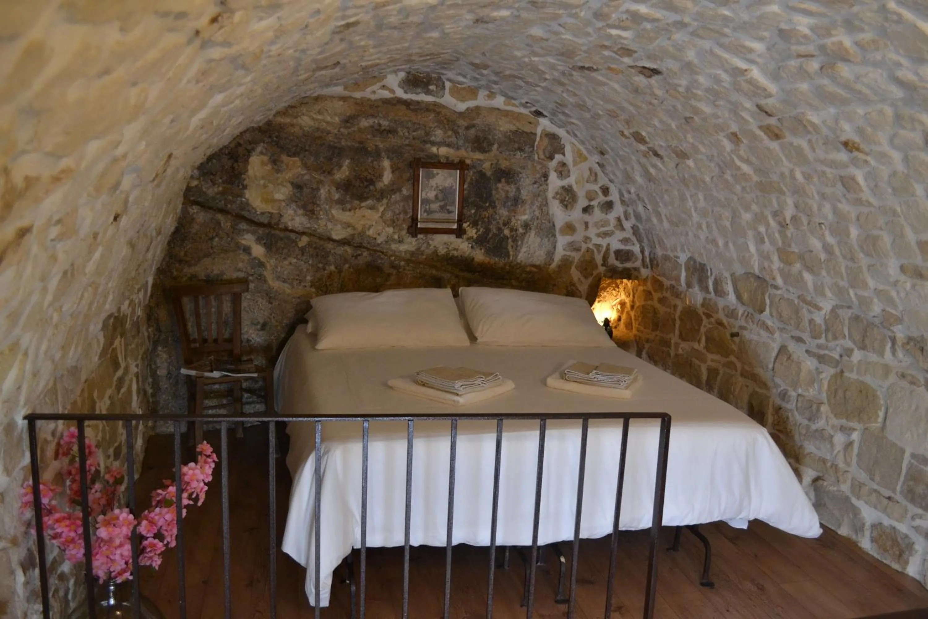 Photo of the whole room, Bed in Si-Moutique, le Case-grotte degli Avi 2