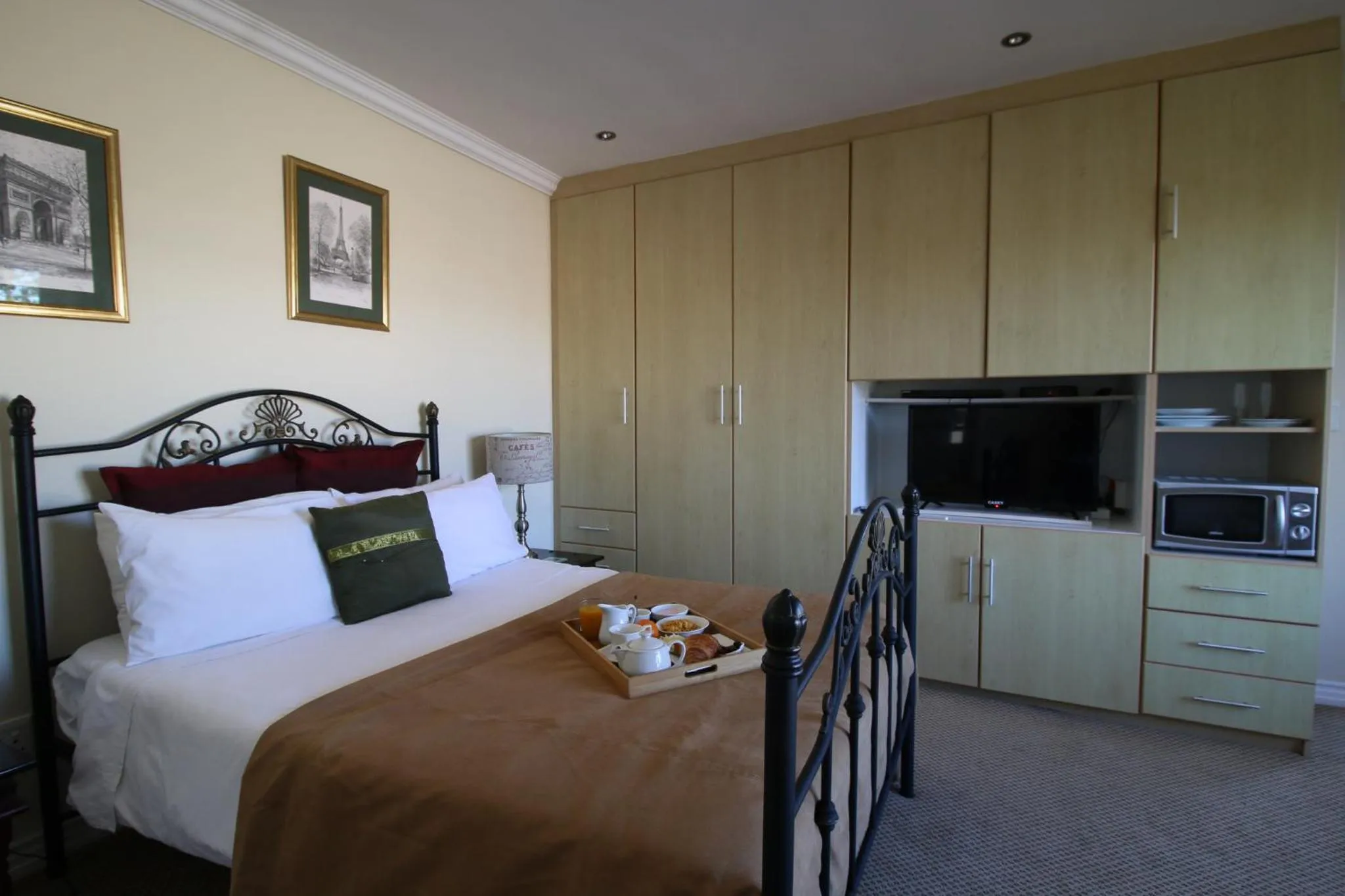 Kitchen or kitchenette, Bed in Port House