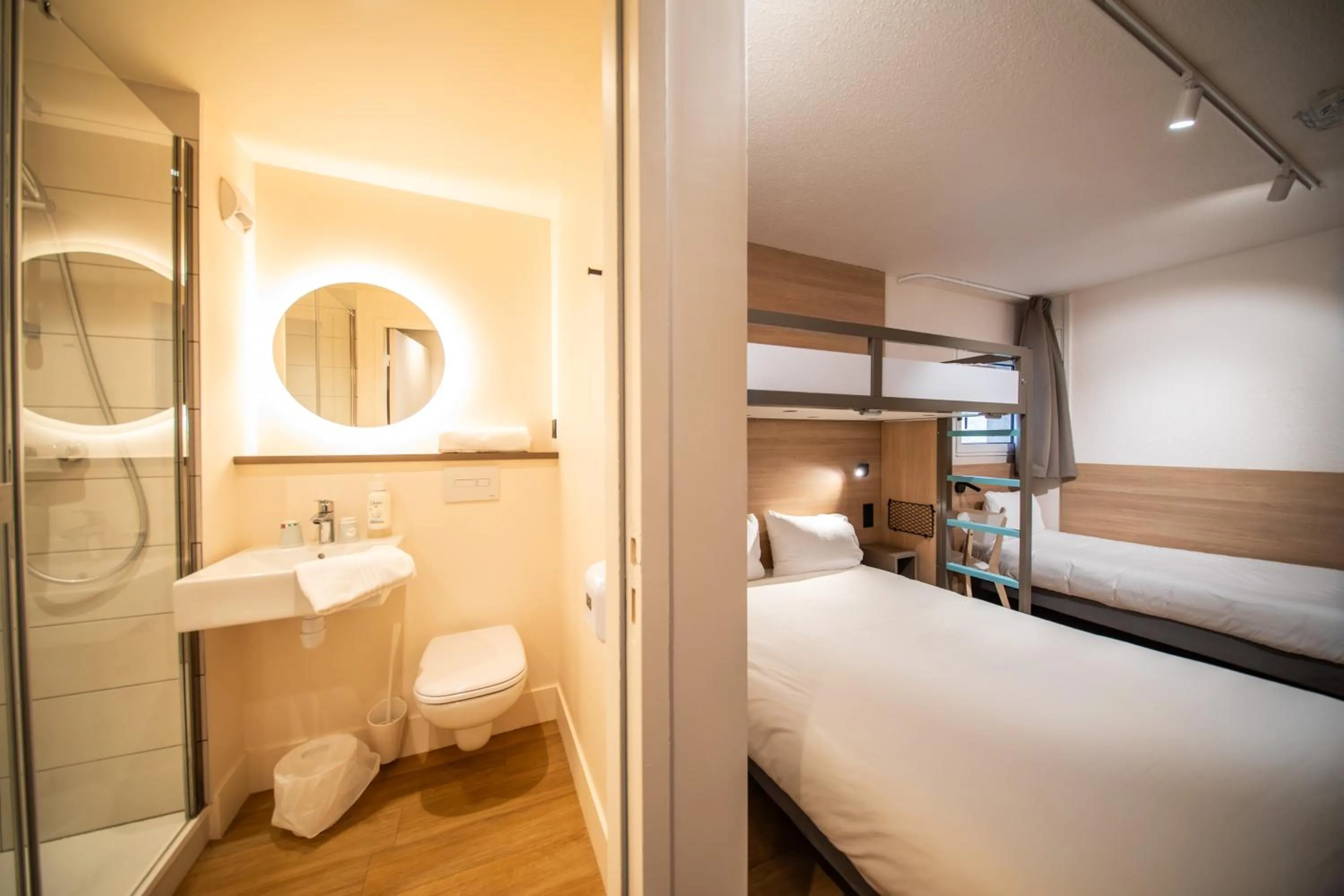 Photo of the whole room, Bed in Premiere Classe Annecy Cran-Gevrier RÉNOVÉ EN 2025