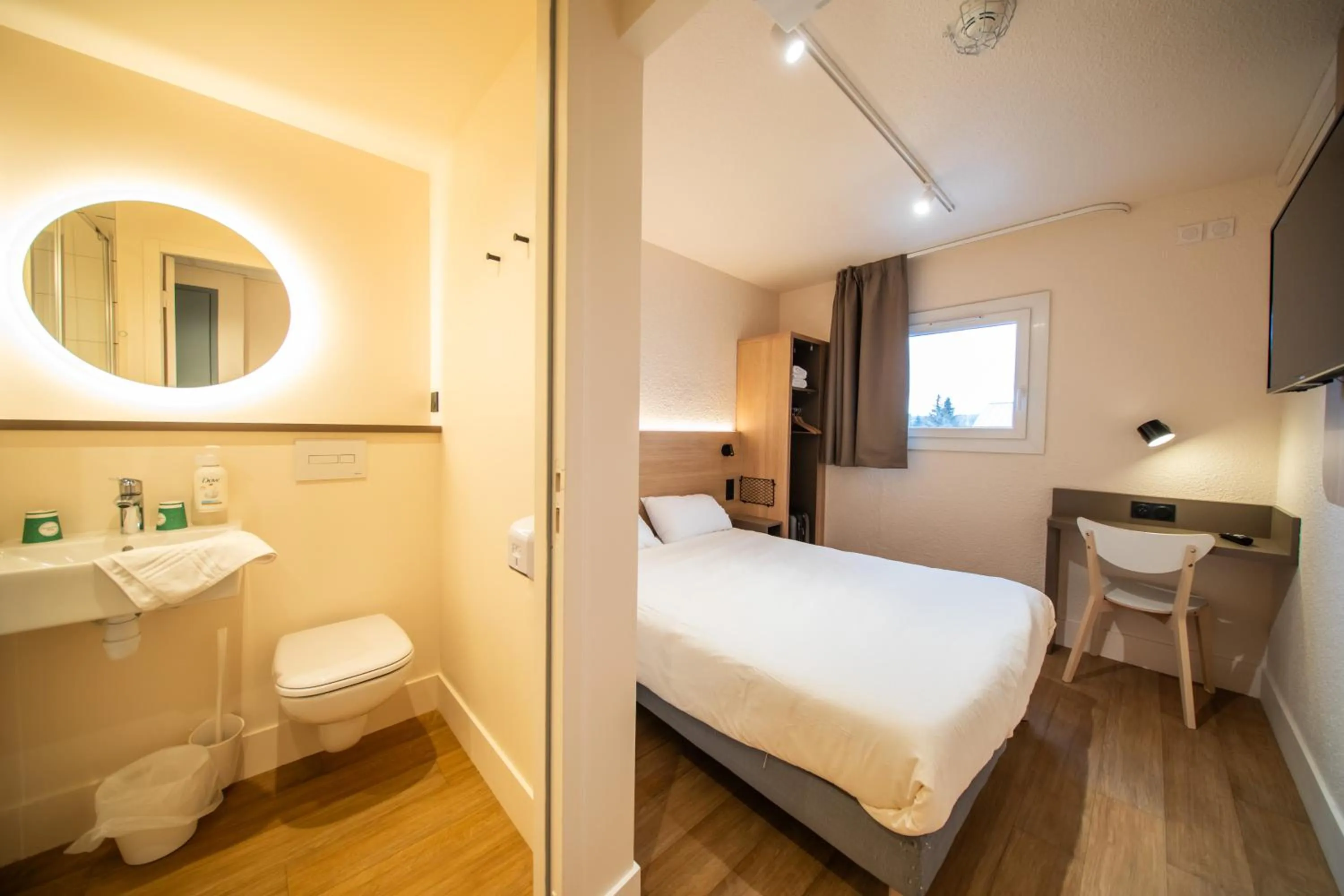 Photo of the whole room, Bed in Premiere Classe Annecy Cran-Gevrier RÉNOVÉ EN 2025