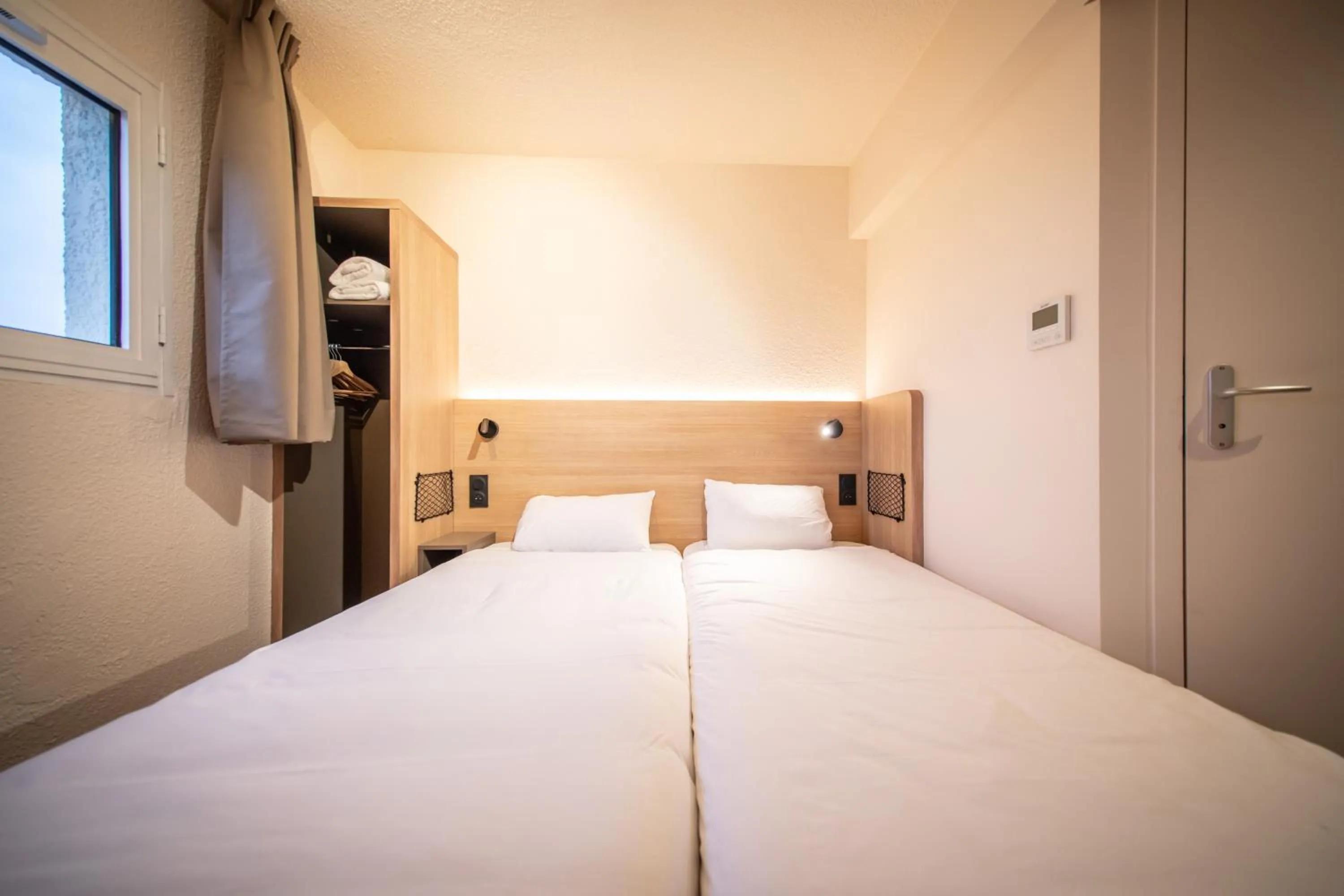 Photo of the whole room, Bed in Premiere Classe Annecy Cran-Gevrier RÉNOVÉ EN 2025