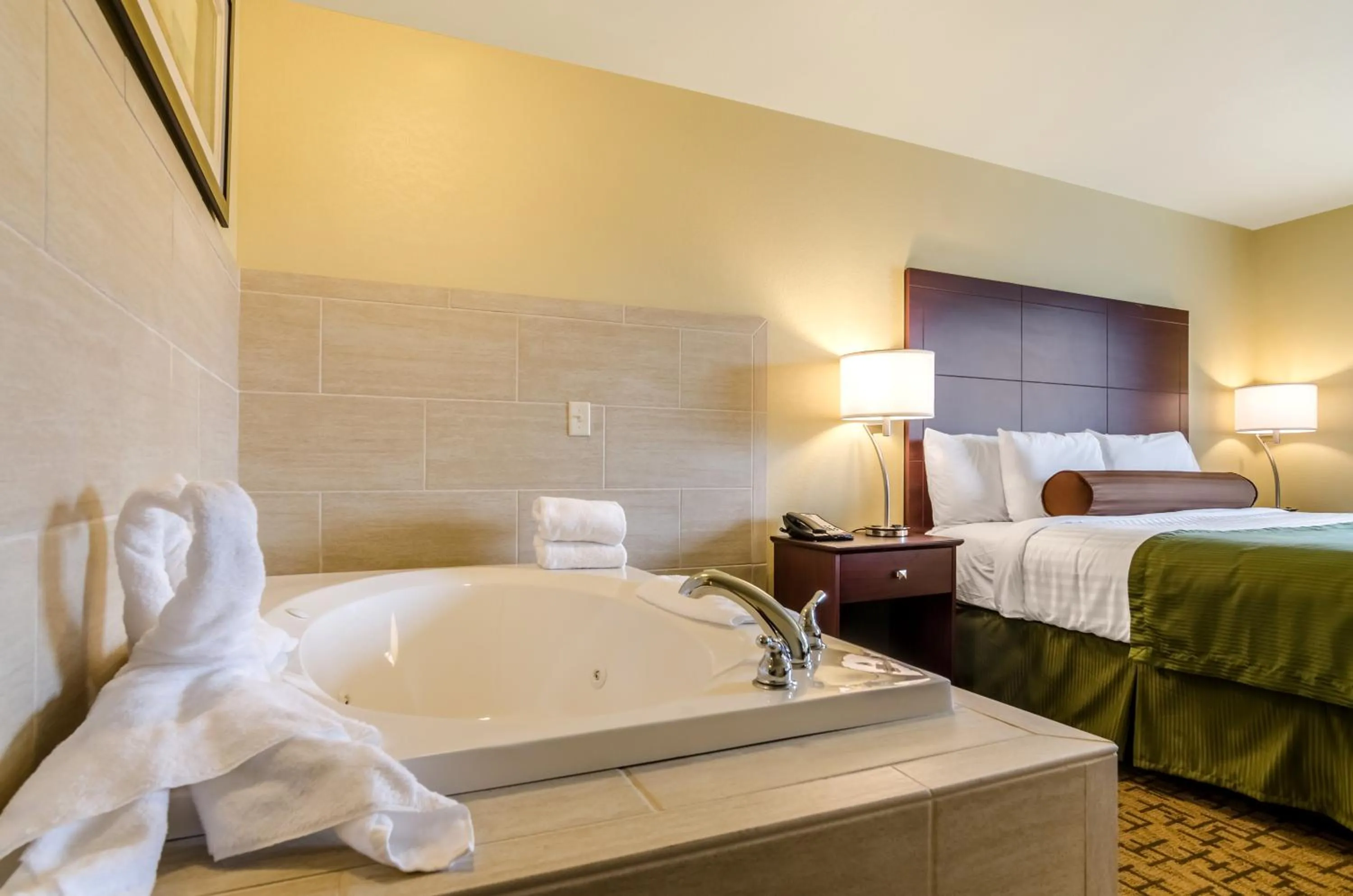 Hot Tub, Bed in Cobblestone Inn & Suites - Oberlin