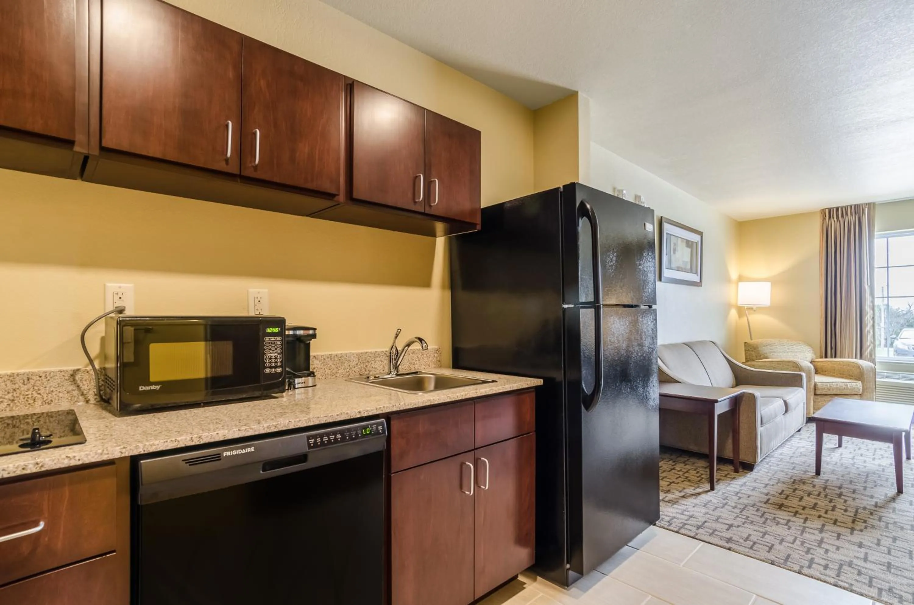 Kitchen or kitchenette in Cobblestone Inn & Suites - Oberlin