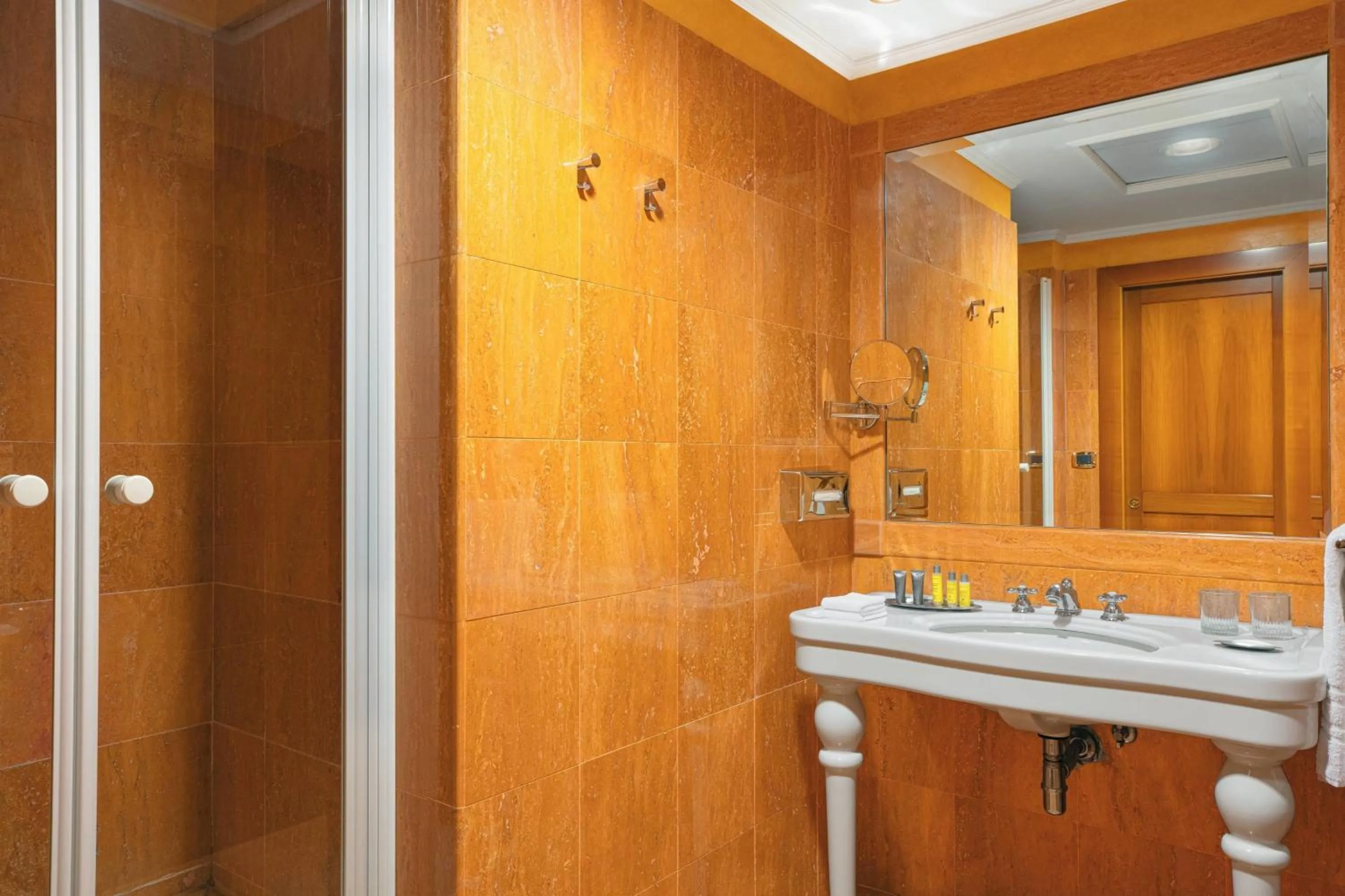 Bathroom in Rome Marriott Park Hotel