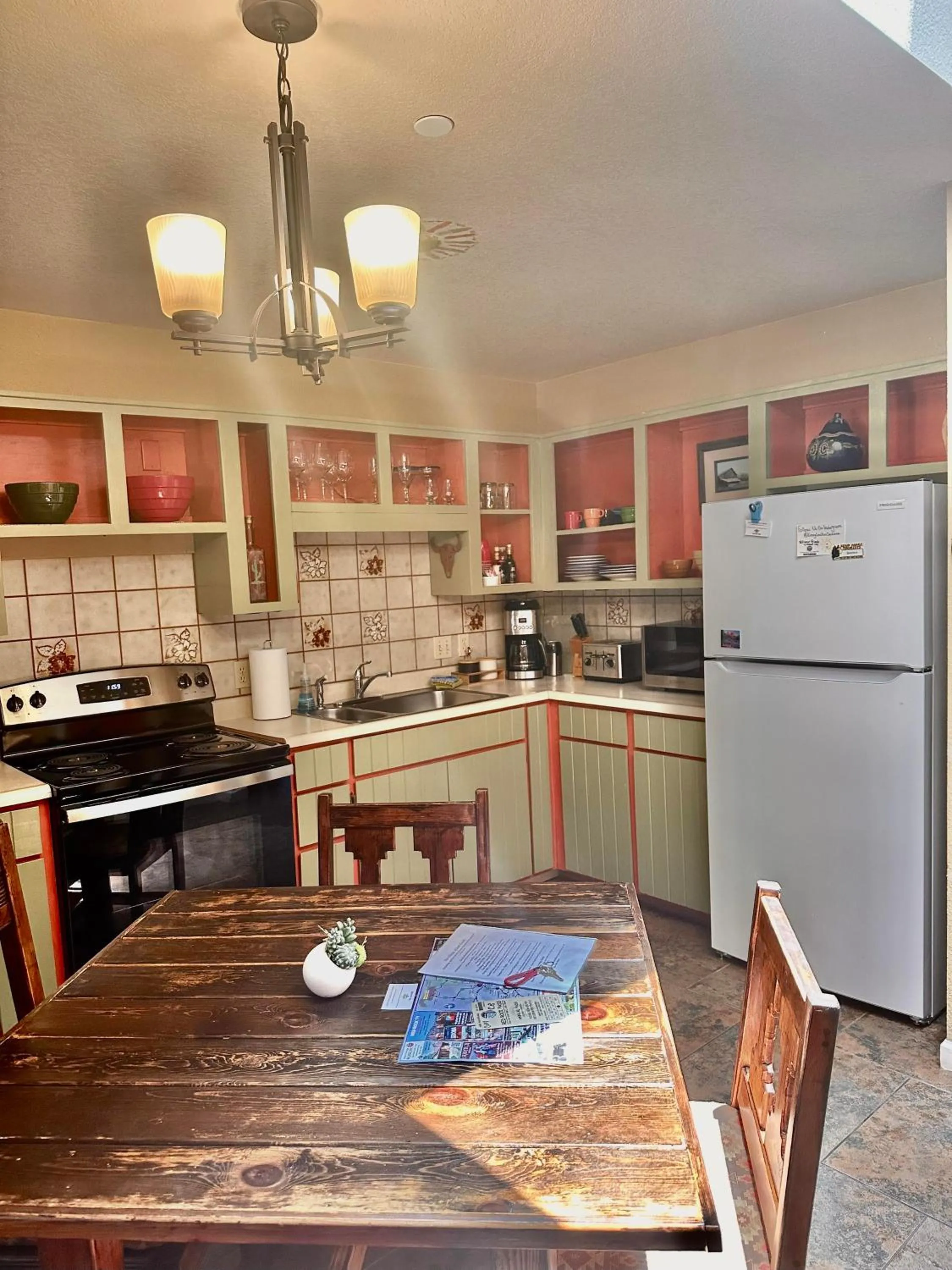 Kitchen or kitchenette in Cozy Cactus Inn