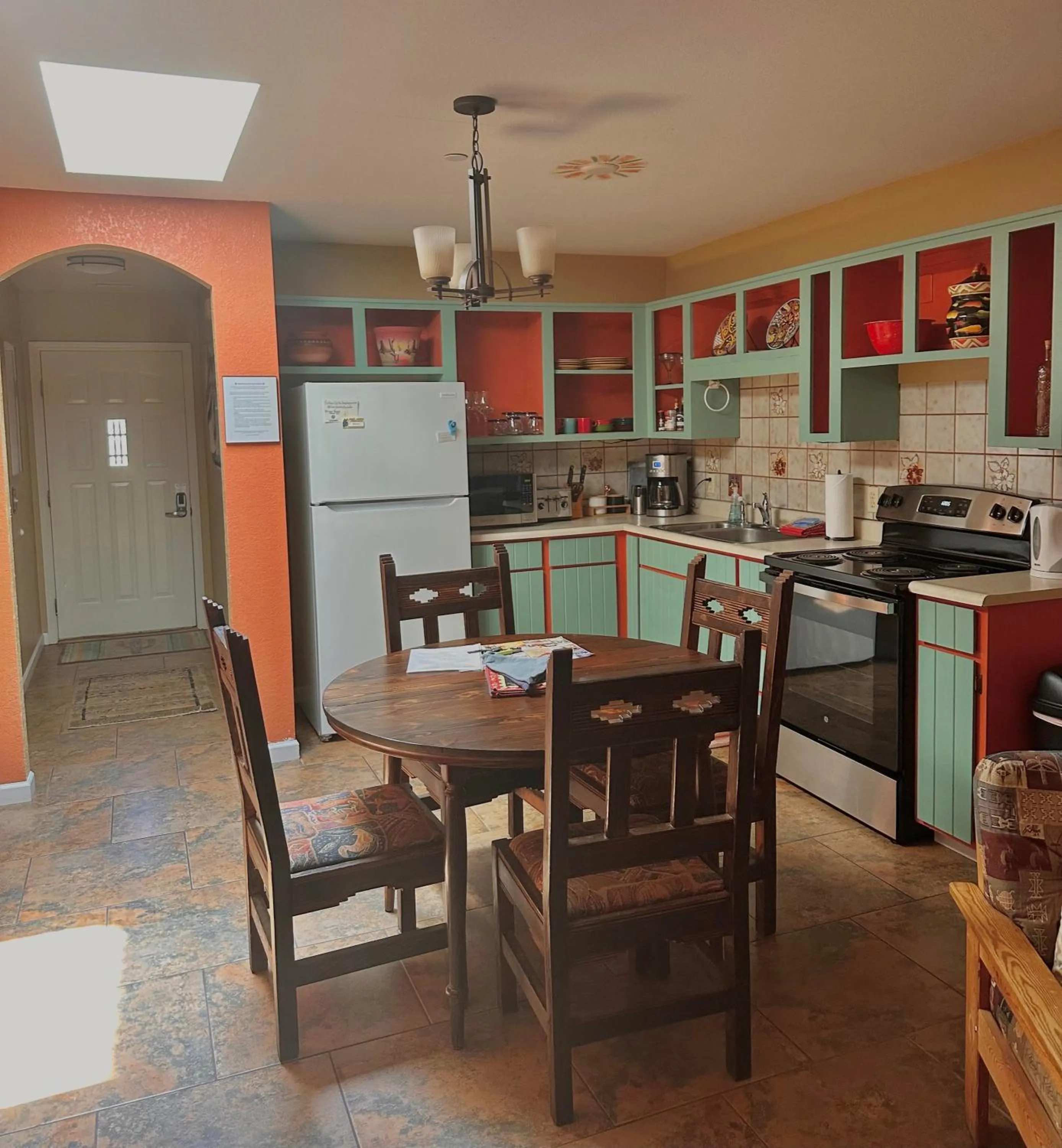 Kitchen or kitchenette in Cozy Cactus Inn