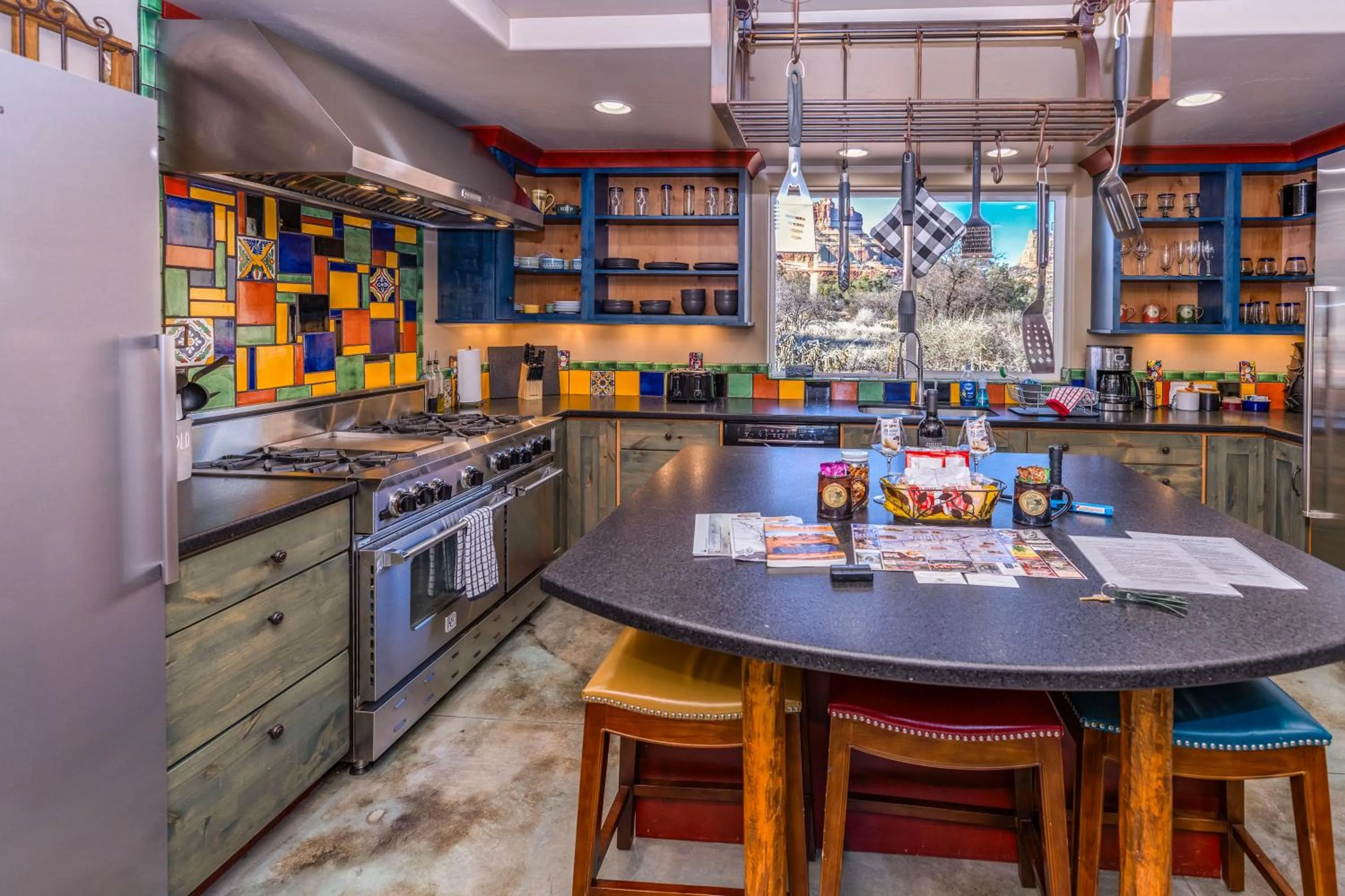 Kitchen or kitchenette in Cozy Cactus Inn