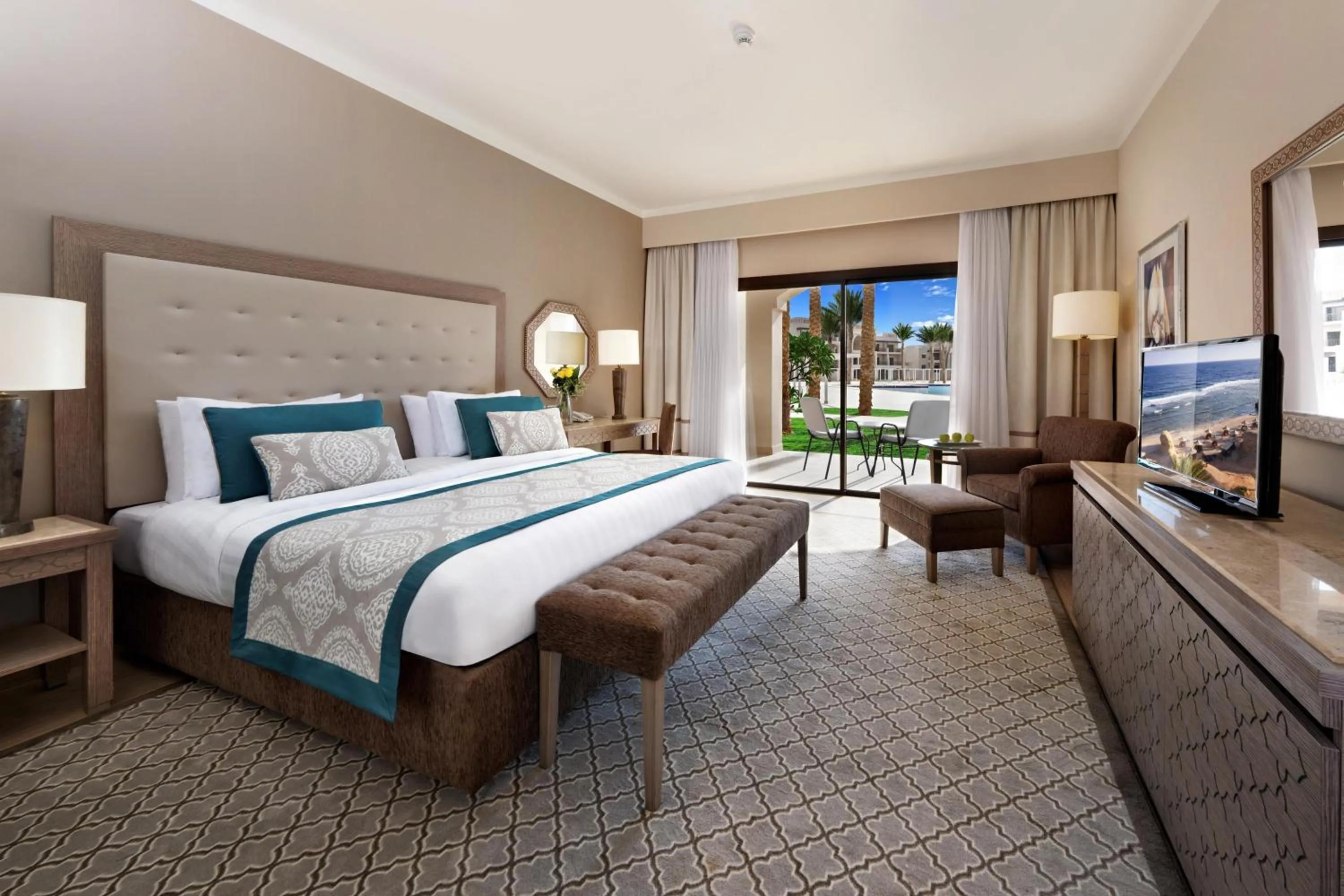 Photo of the whole room, Bed in Steigenberger Alcazar