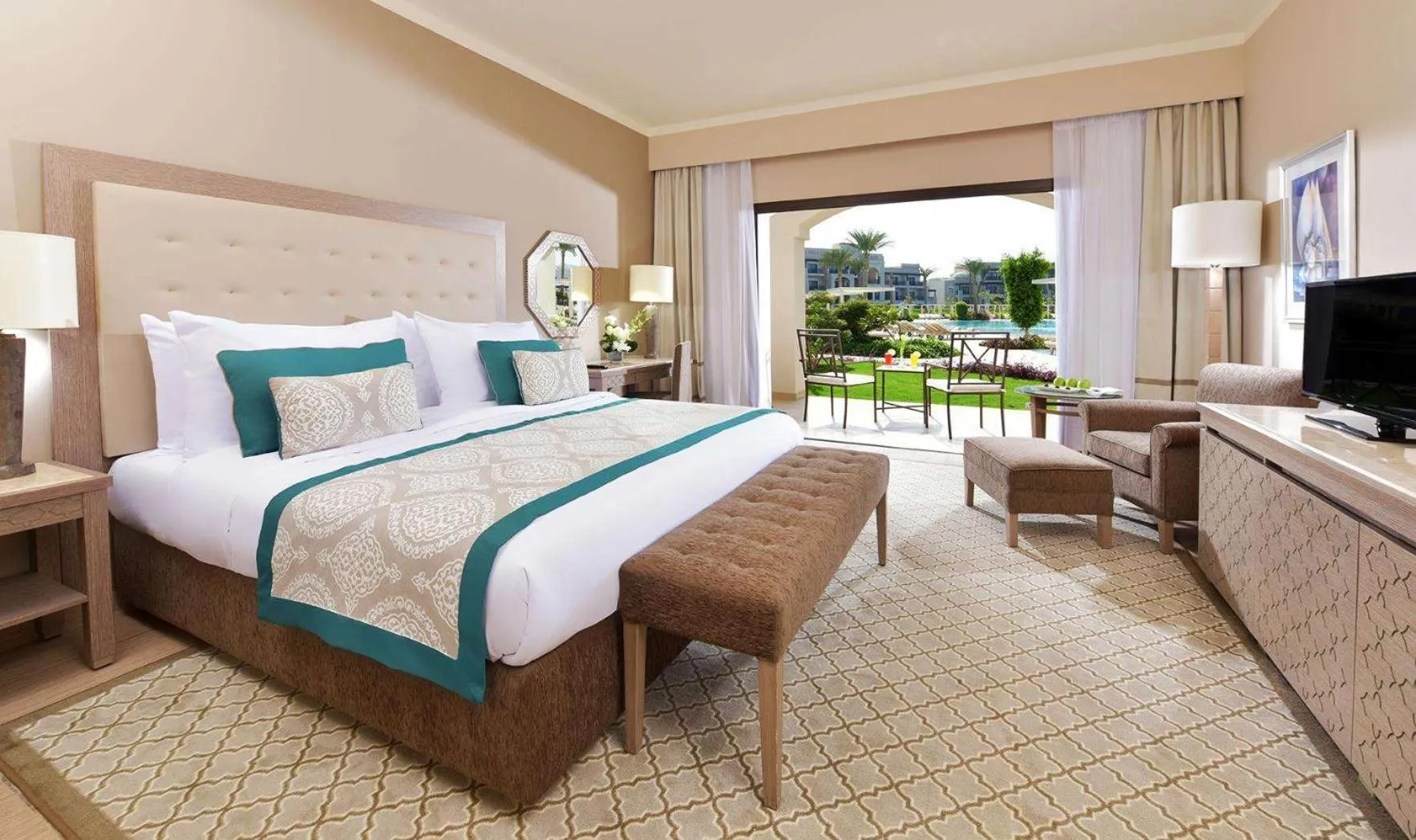 Bedroom, Bed in Steigenberger Alcazar