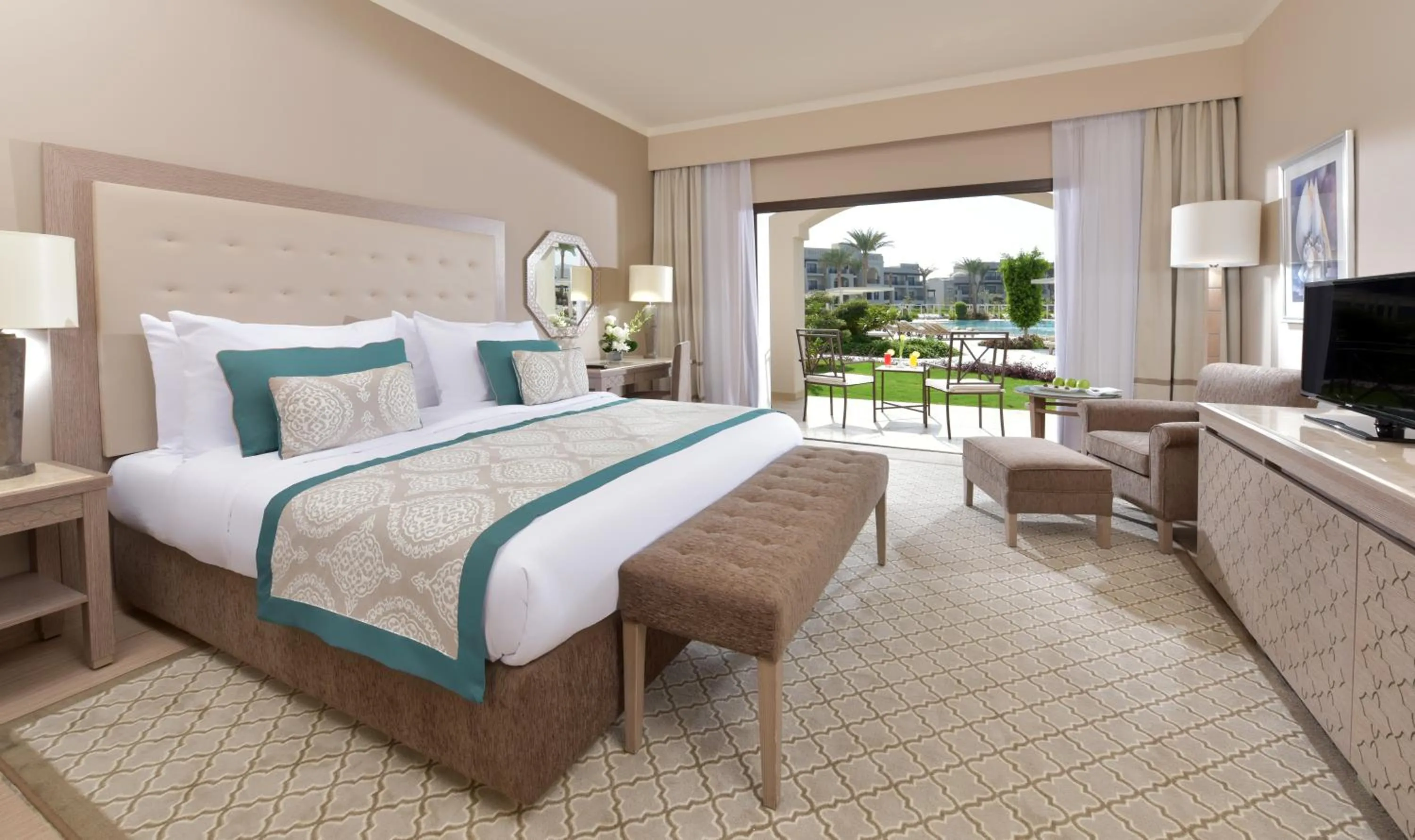 Bedroom, Bed in Steigenberger Alcazar