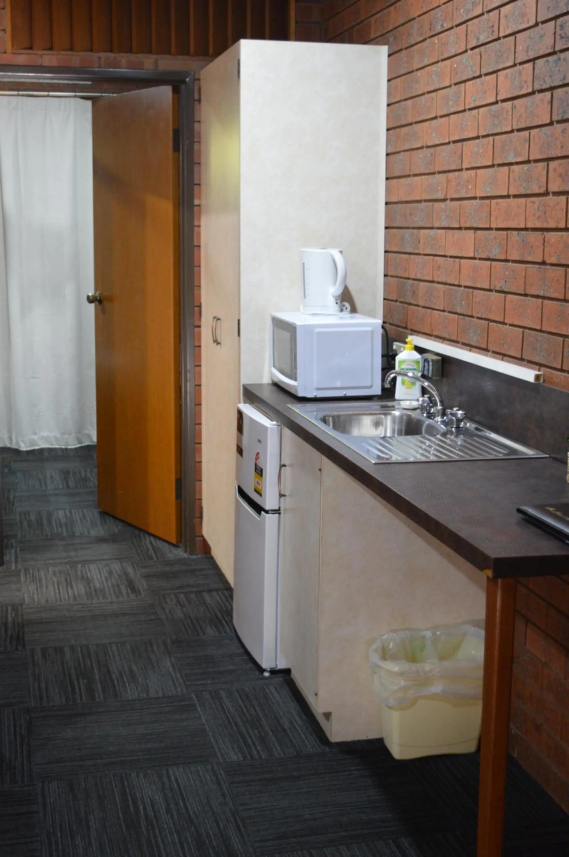 Kitchen or kitchenette in Two Rivers Motel