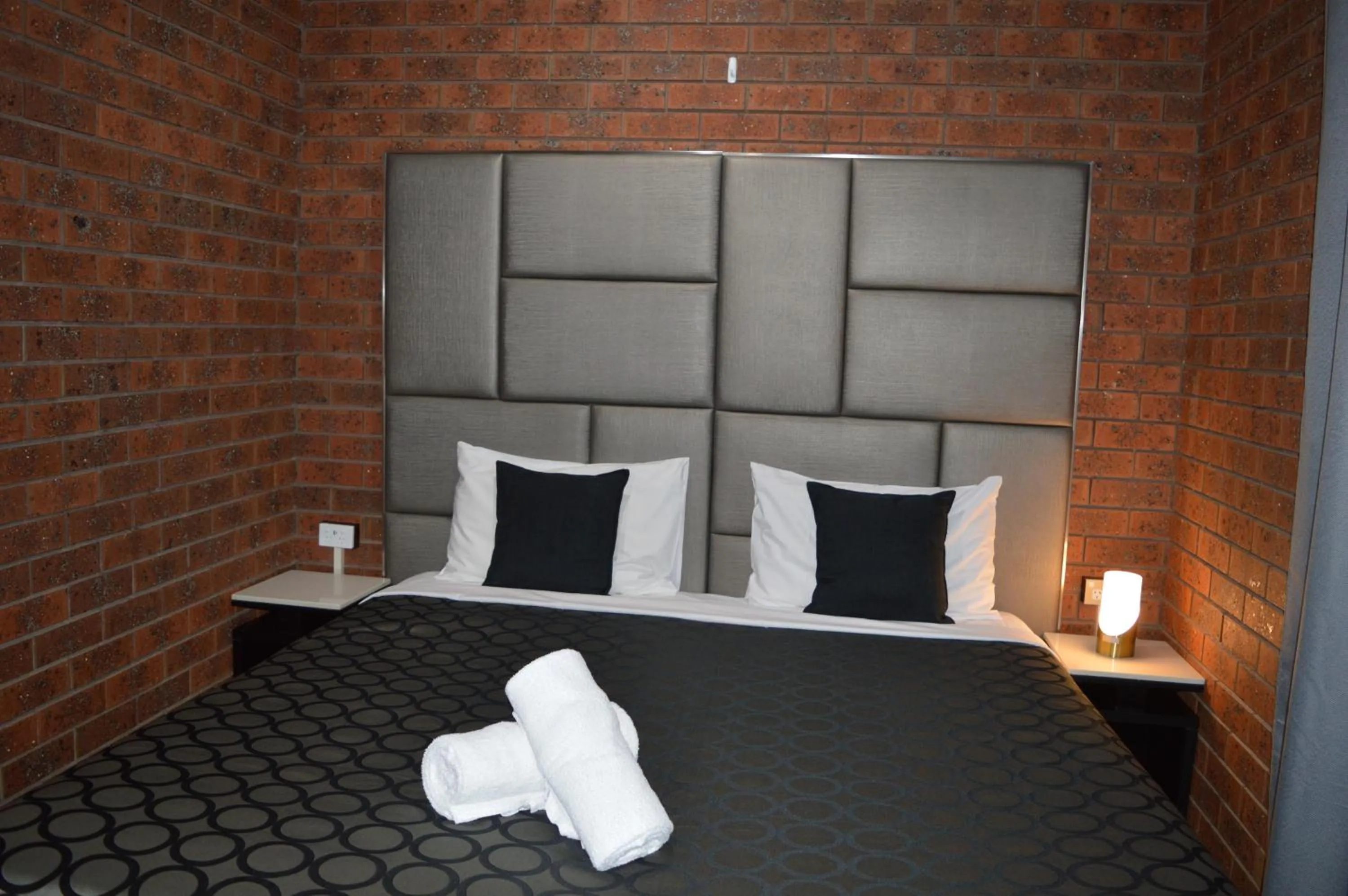 Bedroom, Bed in Two Rivers Motel