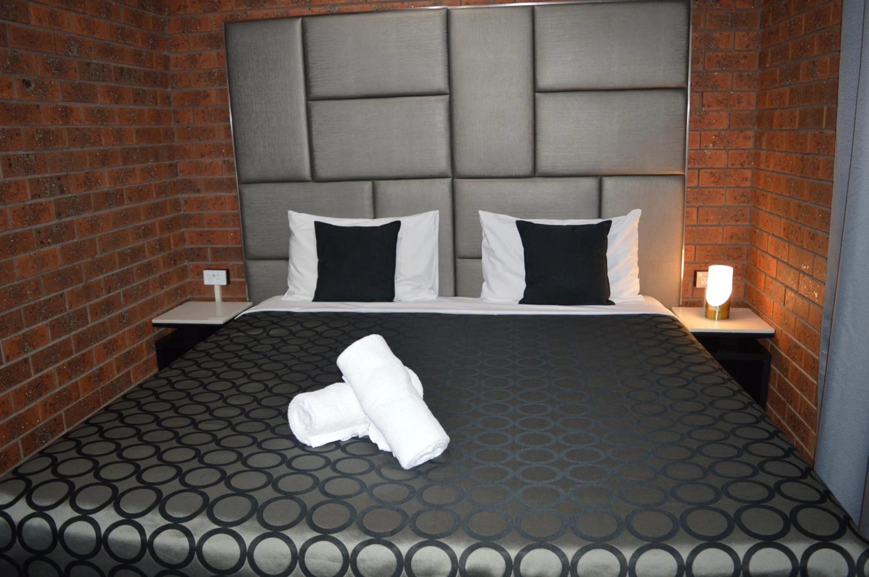 Bedroom, Bed in Two Rivers Motel