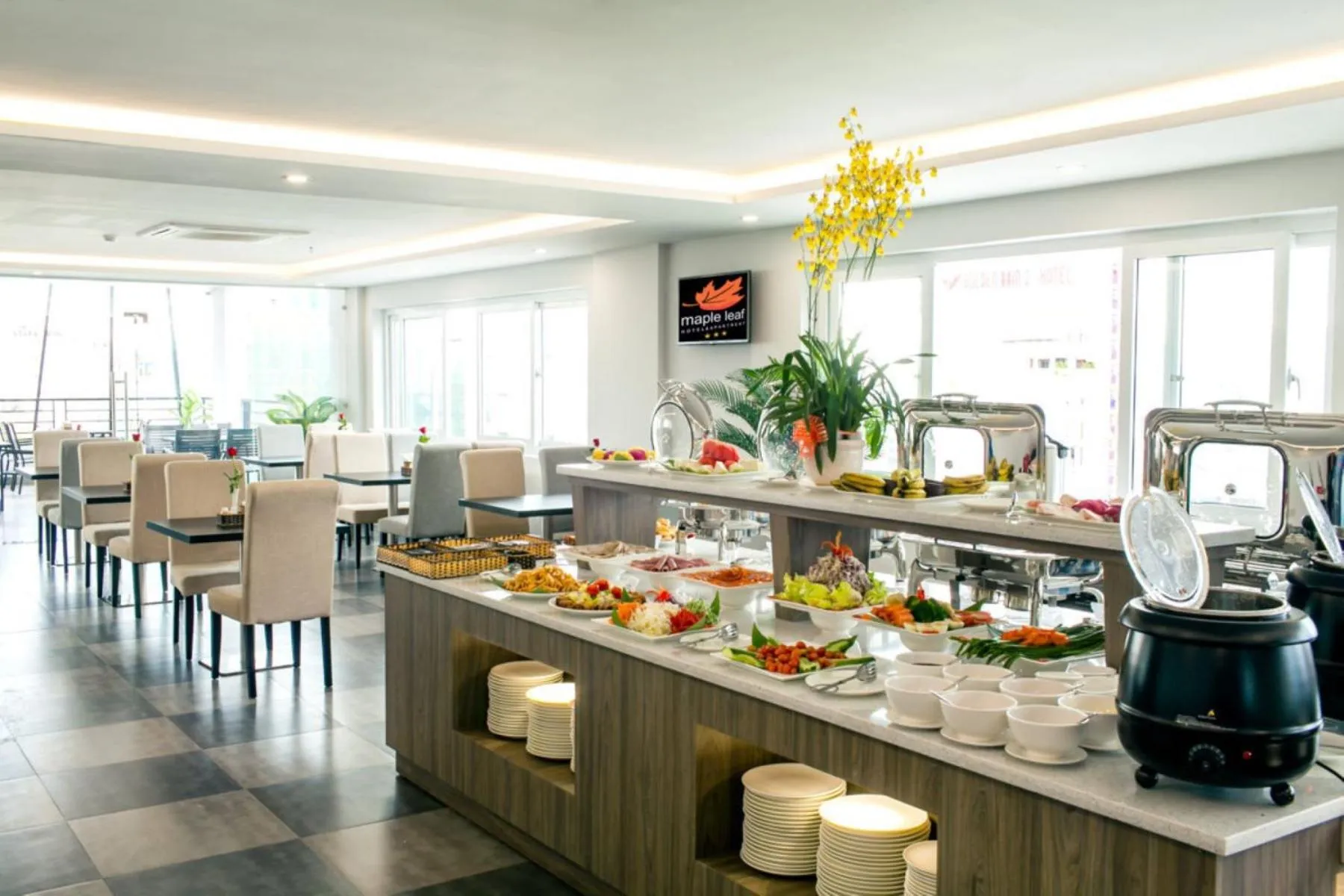 Restaurant/places to eat in Maple Leaf Hotel & Apartment