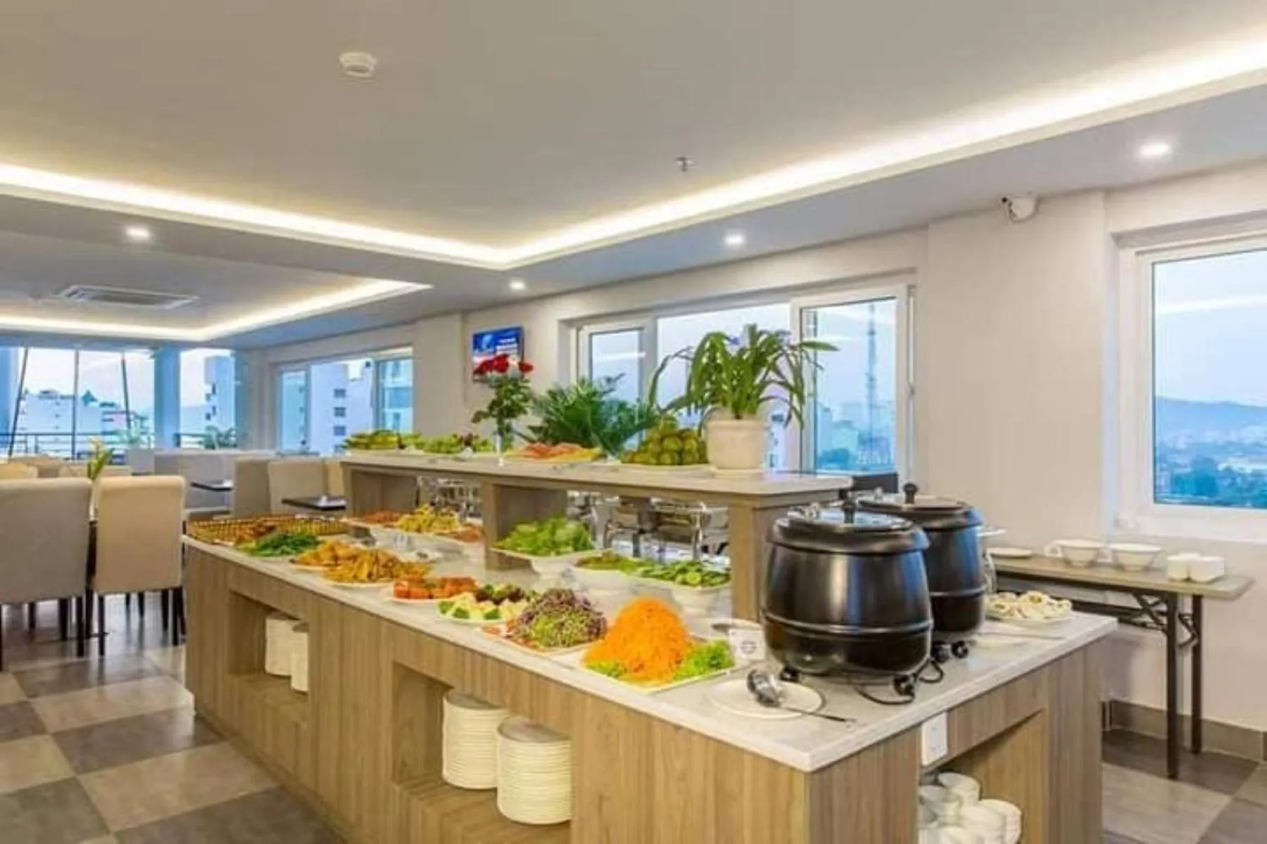 Restaurant/places to eat in Maple Leaf Hotel & Apartment