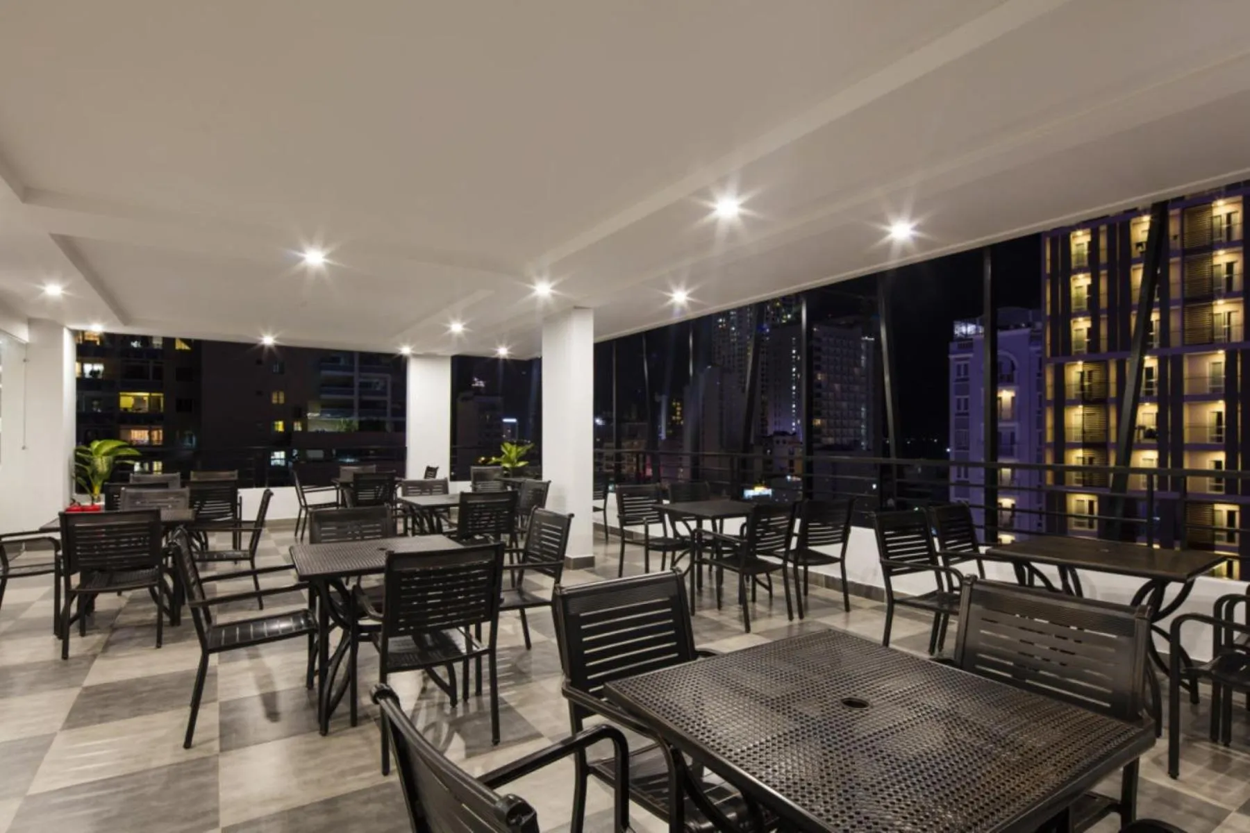 Restaurant/places to eat in Maple Leaf Hotel & Apartment