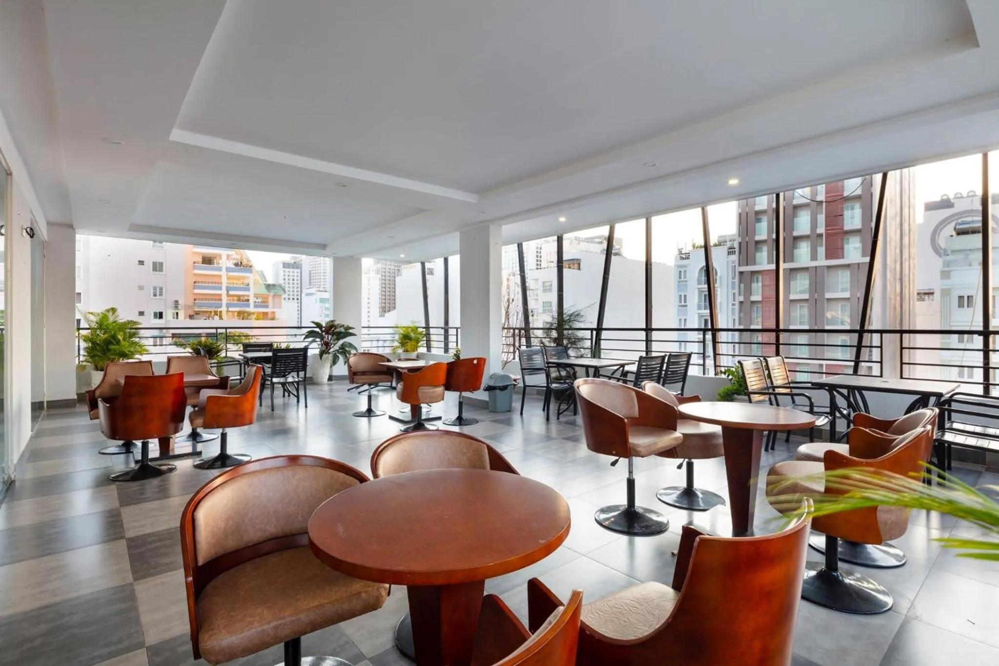 Restaurant/places to eat in Maple Leaf Hotel & Apartment