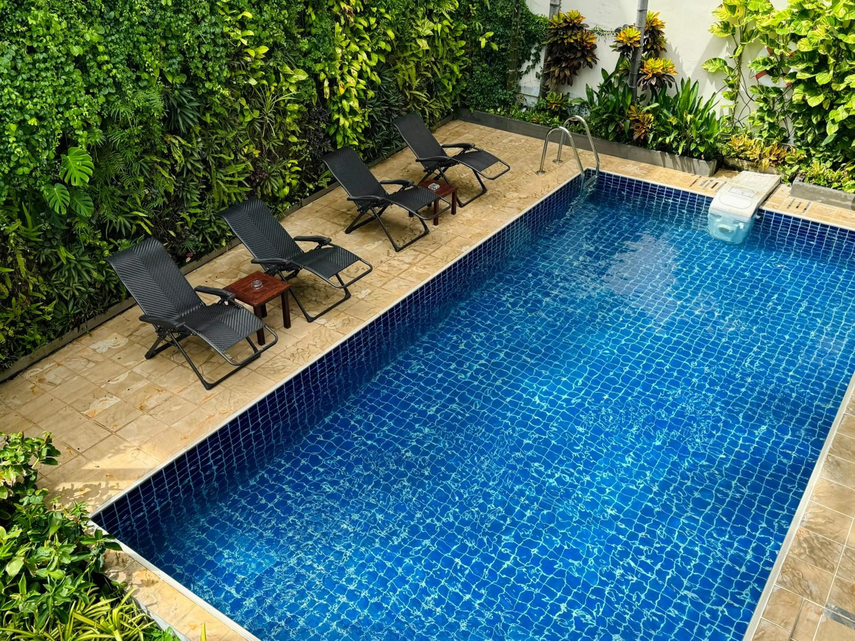 Swimming pool in Dinsomon Hotel