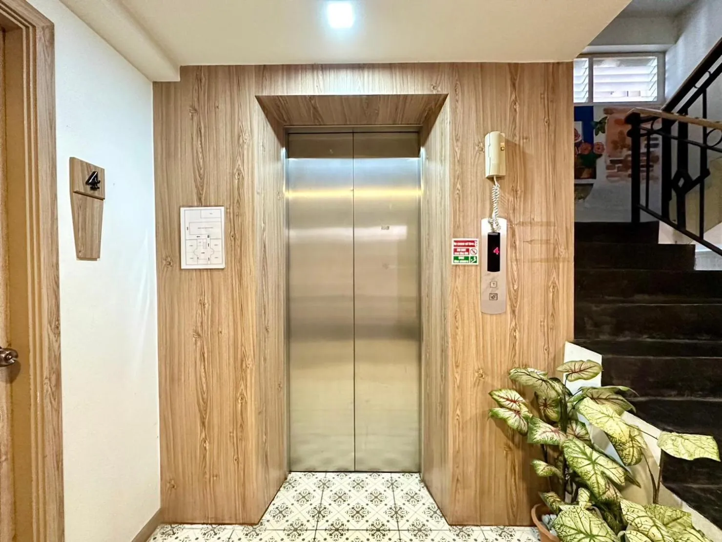 elevator in Dinsomon Hotel