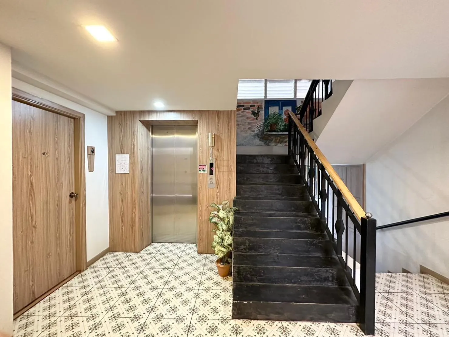 elevator in Dinsomon Hotel