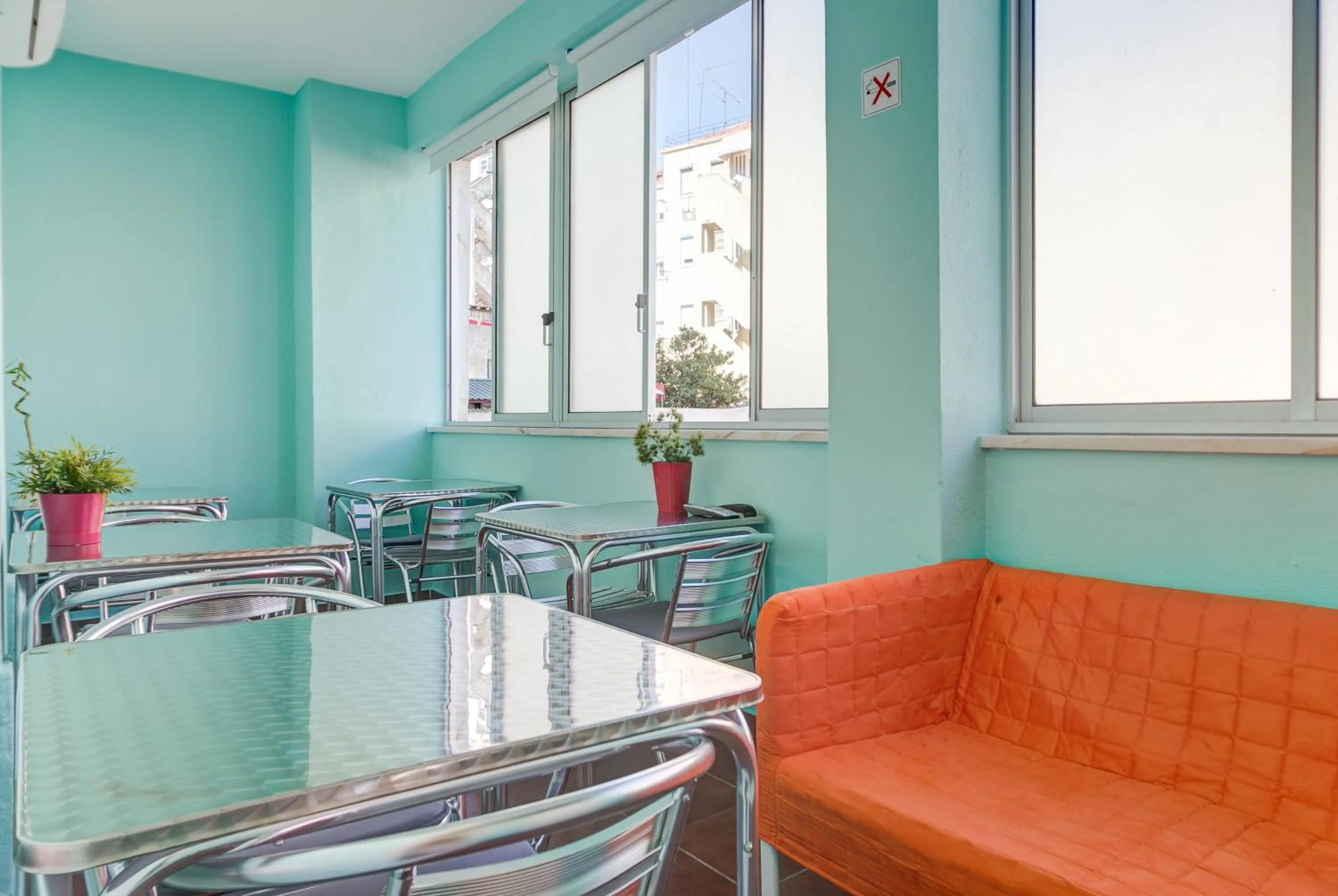 Communal lounge/ TV room in Hostel Seven Hills