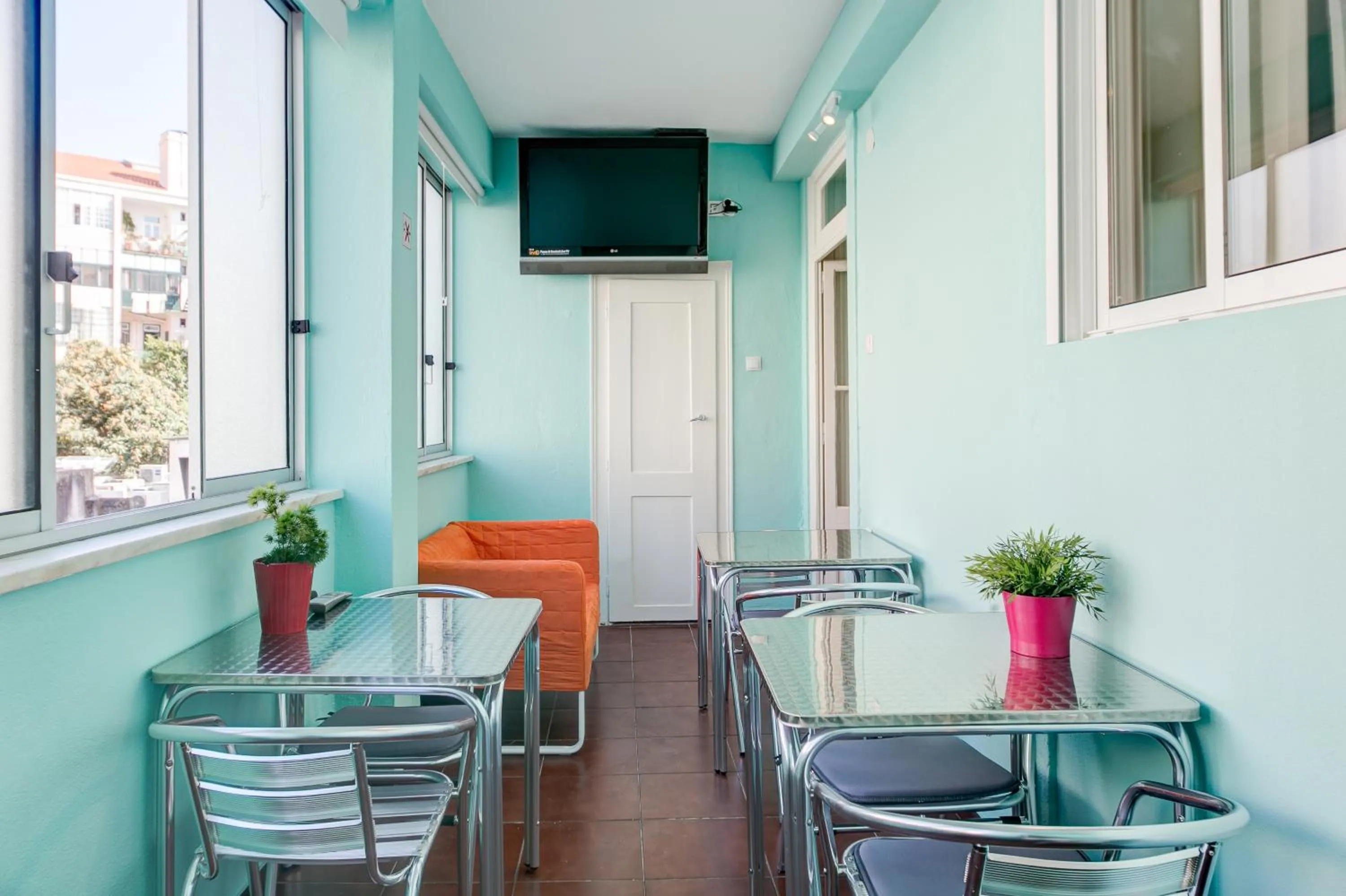 Communal lounge/ TV room in Hostel Seven Hills